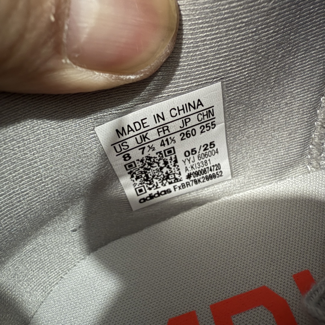 图片[6]-【渠道纯原】AD Adizero Eva SL M 零度进化版系列低帮轻便透气竞速休闲运动慢跑鞋 KI3381 全新版本出货 银红配色 品相相当完美 细节到位 全鞋均使用原材料 原档案打造 内置碳板 目前市场最强 欢迎对比 相信大家对去年 adidas 横空出世的「顶级超跑」adiZero Adios Pro EVO 1 记忆犹新！不仅登顶阿迪史上最轻跑鞋宝座，更在接下来的全球马拉松赛事中，持续书写着惊人成绩，被网友戏称新一代「阿迪神鞋」全网刷屏！极简设计语言与强烈速度感和存在感的鞋侧三线，让人过目不忘，特别种草！其中定位于中长跑训练的 adidas Adizero Evo SL，整体外观造型与 adiZero Adios Pro EVO 1 非常相似。中底配置方面搭载全掌 Lightstrike Pro，鞋面采用透气网面示人，契合日常训练鞋的定位，更加耐用。外底给到了马牌橡胶，及类似上代竞速旗舰 adidas Adizero Adios Pro 3 区域分布。整体看下来无论是外观的鲜明辨识度，还是配置的扎实程度都很顶。 尺码： 40 40⅔ 41⅓ 42 42⅔ 43⅓ 44 45-选品中心