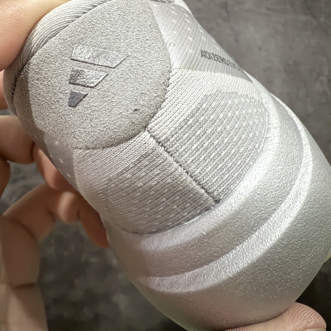 图片[2]-【渠道纯原】AD Adizero Eva SL M 零度进化版系列低帮轻便透气竞速休闲运动慢跑鞋 KI3381 全新版本出货 银红配色 品相相当完美 细节到位 全鞋均使用原材料 原档案打造 内置碳板 目前市场最强 欢迎对比 相信大家对去年 adidas 横空出世的「顶级超跑」adiZero Adios Pro EVO 1 记忆犹新！不仅登顶阿迪史上最轻跑鞋宝座，更在接下来的全球马拉松赛事中，持续书写着惊人成绩，被网友戏称新一代「阿迪神鞋」全网刷屏！极简设计语言与强烈速度感和存在感的鞋侧三线，让人过目不忘，特别种草！其中定位于中长跑训练的 adidas Adizero Evo SL，整体外观造型与 adiZero Adios Pro EVO 1 非常相似。中底配置方面搭载全掌 Lightstrike Pro，鞋面采用透气网面示人，契合日常训练鞋的定位，更加耐用。外底给到了马牌橡胶，及类似上代竞速旗舰 adidas Adizero Adios Pro 3 区域分布。整体看下来无论是外观的鲜明辨识度，还是配置的扎实程度都很顶。 尺码： 40 40⅔ 41⅓ 42 42⅔ 43⅓ 44 45-选品中心