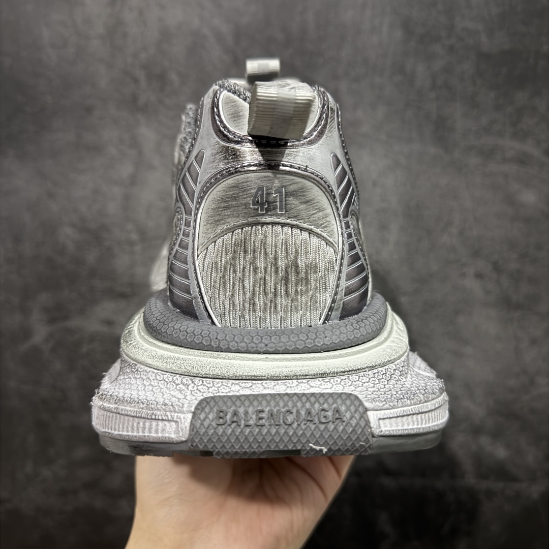 图片[4]-【X版纯原】BALENCIAGA 3XL Sneakers 巴黎世家十代网布系带低帮走秀复古老爹鞋 全新版本 全新顶端品质 全套原纸板楦头开发 最原汁原味的灵魂版型 全鞋荧光划线卡点 胶水把控整洁度追求极致完美 每一双都是工艺品 多重QC质检 超越公司货的品控标准 实实在在的免检产品 原盒原配 正确字体电绣 粗细、位置、大小正确 侧边TPU 透气孔匹配意产原版 正确分离大底 TPU软底 原版一致大底LOGO 立体感十足 原厂皮料水洗做旧 采购原厂网纱 不含皮革 网布材料和聚氨酯 磨损效果 鞋头边缘和后帮 Balenciaga 徽标 鞋面和后跟凸印尺码 鞋舌 3XL 橡胶品牌标识和反光细节 鞋帮拉袢和鞋舌拉祥 配反光细节 备用鞋带在鞋履前侧 可在穿着前取下 便于不同造型搭配 正常尺码 尺码：35 36 37 38 39 40 41 42 43 44 45 46-选品中心