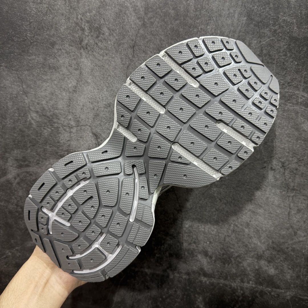 图片[9]-【X版纯原】BALENCIAGA 3XL Sneakers 巴黎世家十代网布系带低帮走秀复古老爹鞋 全新版本 全新顶端品质 全套原纸板楦头开发 最原汁原味的灵魂版型 全鞋荧光划线卡点 胶水把控整洁度追求极致完美 每一双都是工艺品 多重QC质检 超越公司货的品控标准 实实在在的免检产品 原盒原配 正确字体电绣 粗细、位置、大小正确 侧边TPU 透气孔匹配意产原版 正确分离大底 TPU软底 原版一致大底LOGO 立体感十足 原厂皮料水洗做旧 采购原厂网纱 不含皮革 网布材料和聚氨酯 磨损效果 鞋头边缘和后帮 Balenciaga 徽标 鞋面和后跟凸印尺码 鞋舌 3XL 橡胶品牌标识和反光细节 鞋帮拉袢和鞋舌拉祥 配反光细节 备用鞋带在鞋履前侧 可在穿着前取下 便于不同造型搭配 正常尺码 尺码：35 36 37 38 39 40 41 42 43 44 45 46-选品中心