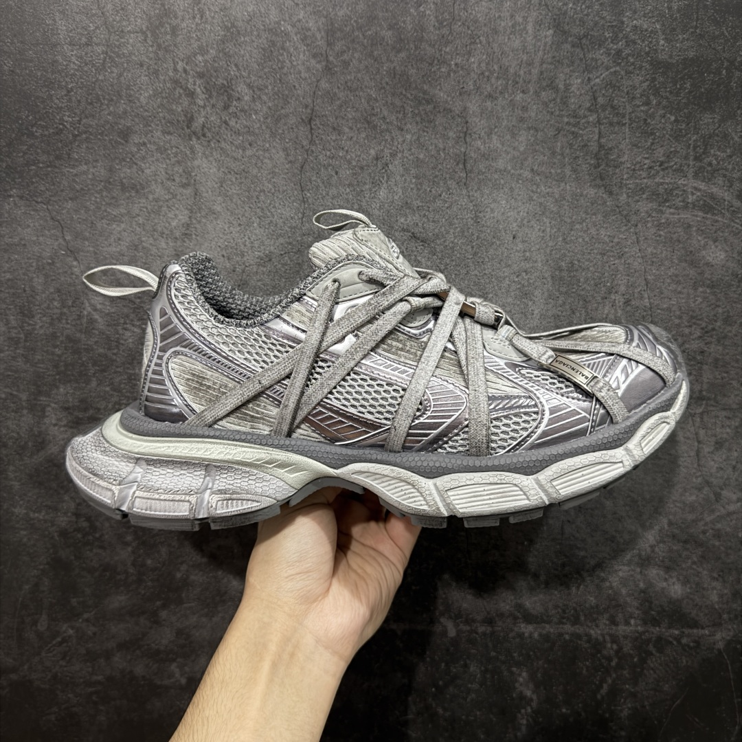 【X版纯原】BALENCIAGA 3XL Sneakers 巴黎世家十代网布系带低帮走秀复古老爹鞋 全新版本 全新顶端品质 全套原纸板楦头开发 最原汁原味的灵魂版型 全鞋荧光划线卡点 胶水把控整洁度追求极致完美 每一双都是工艺品 多重QC质检 超越公司货的品控标准 实实在在的免检产品 原盒原配 正确字体电绣 粗细、位置、大小正确 侧边TPU 透气孔匹配意产原版 正确分离大底 TPU软底 原版一致大底LOGO 立体感十足 原厂皮料水洗做旧 采购原厂网纱 不含皮革 网布材料和聚氨酯 磨损效果 鞋头边缘和后帮 Balenciaga 徽标 鞋面和后跟凸印尺码 鞋舌 3XL 橡胶品牌标识和反光细节 鞋帮拉袢和鞋舌拉祥 配反光细节 备用鞋带在鞋履前侧 可在穿着前取下 便于不同造型搭配 正常尺码 尺码:35 36 37 38 39 40 41 42 43 44 45 46-选品中心