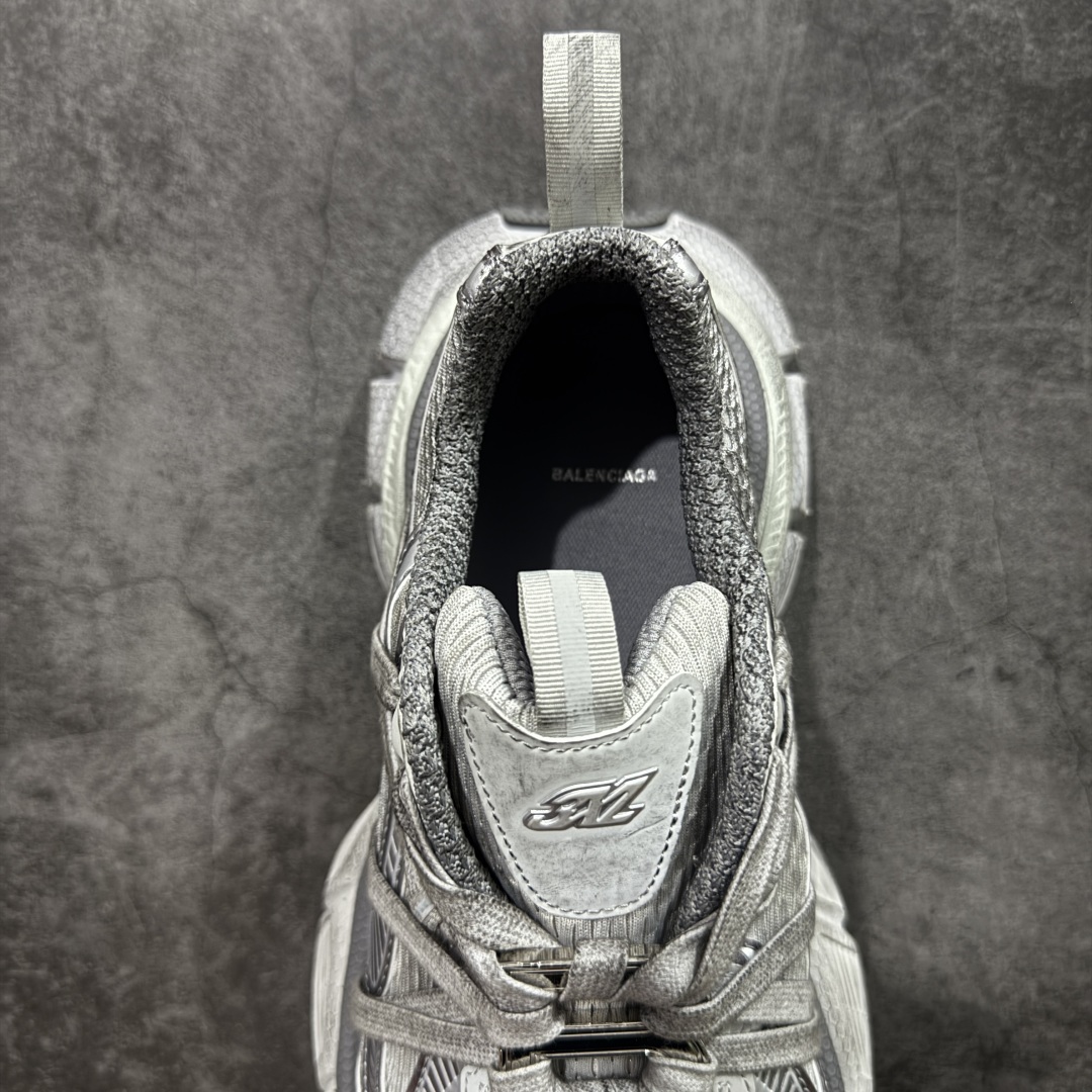 图片[8]-【X版纯原】BALENCIAGA 3XL Sneakers 巴黎世家十代网布系带低帮走秀复古老爹鞋 全新版本 全新顶端品质 全套原纸板楦头开发 最原汁原味的灵魂版型 全鞋荧光划线卡点 胶水把控整洁度追求极致完美 每一双都是工艺品 多重QC质检 超越公司货的品控标准 实实在在的免检产品 原盒原配 正确字体电绣 粗细、位置、大小正确 侧边TPU 透气孔匹配意产原版 正确分离大底 TPU软底 原版一致大底LOGO 立体感十足 原厂皮料水洗做旧 采购原厂网纱 不含皮革 网布材料和聚氨酯 磨损效果 鞋头边缘和后帮 Balenciaga 徽标 鞋面和后跟凸印尺码 鞋舌 3XL 橡胶品牌标识和反光细节 鞋帮拉袢和鞋舌拉祥 配反光细节 备用鞋带在鞋履前侧 可在穿着前取下 便于不同造型搭配 正常尺码 尺码：35 36 37 38 39 40 41 42 43 44 45 46-选品中心