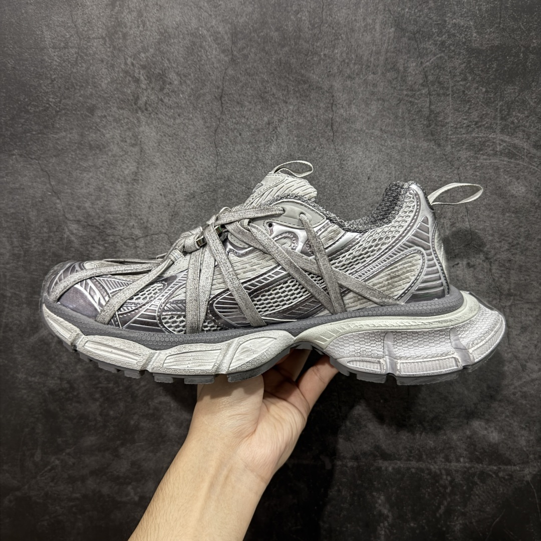 图片[2]-【X版纯原】BALENCIAGA 3XL Sneakers 巴黎世家十代网布系带低帮走秀复古老爹鞋 全新版本 全新顶端品质 全套原纸板楦头开发 最原汁原味的灵魂版型 全鞋荧光划线卡点 胶水把控整洁度追求极致完美 每一双都是工艺品 多重QC质检 超越公司货的品控标准 实实在在的免检产品 原盒原配 正确字体电绣 粗细、位置、大小正确 侧边TPU 透气孔匹配意产原版 正确分离大底 TPU软底 原版一致大底LOGO 立体感十足 原厂皮料水洗做旧 采购原厂网纱 不含皮革 网布材料和聚氨酯 磨损效果 鞋头边缘和后帮 Balenciaga 徽标 鞋面和后跟凸印尺码 鞋舌 3XL 橡胶品牌标识和反光细节 鞋帮拉袢和鞋舌拉祥 配反光细节 备用鞋带在鞋履前侧 可在穿着前取下 便于不同造型搭配 正常尺码 尺码：35 36 37 38 39 40 41 42 43 44 45 46-选品中心