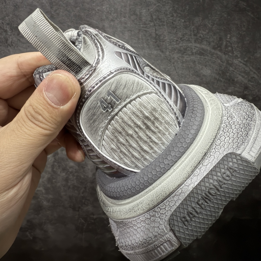 图片[2]-【X版纯原】BALENCIAGA 3XL Sneakers 巴黎世家十代网布系带低帮走秀复古老爹鞋 全新版本 全新顶端品质 全套原纸板楦头开发 最原汁原味的灵魂版型 全鞋荧光划线卡点 胶水把控整洁度追求极致完美 每一双都是工艺品 多重QC质检 超越公司货的品控标准 实实在在的免检产品 原盒原配 正确字体电绣 粗细、位置、大小正确 侧边TPU 透气孔匹配意产原版 正确分离大底 TPU软底 原版一致大底LOGO 立体感十足 原厂皮料水洗做旧 采购原厂网纱 不含皮革 网布材料和聚氨酯 磨损效果 鞋头边缘和后帮 Balenciaga 徽标 鞋面和后跟凸印尺码 鞋舌 3XL 橡胶品牌标识和反光细节 鞋帮拉袢和鞋舌拉祥 配反光细节 备用鞋带在鞋履前侧 可在穿着前取下 便于不同造型搭配 正常尺码 尺码：35 36 37 38 39 40 41 42 43 44 45 46-选品中心