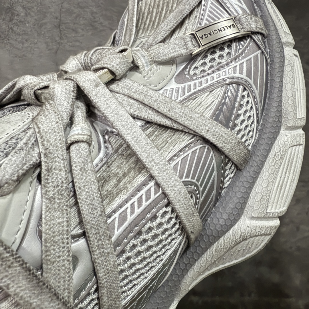 图片[4]-【X版纯原】BALENCIAGA 3XL Sneakers 巴黎世家十代网布系带低帮走秀复古老爹鞋 全新版本 全新顶端品质 全套原纸板楦头开发 最原汁原味的灵魂版型 全鞋荧光划线卡点 胶水把控整洁度追求极致完美 每一双都是工艺品 多重QC质检 超越公司货的品控标准 实实在在的免检产品 原盒原配 正确字体电绣 粗细、位置、大小正确 侧边TPU 透气孔匹配意产原版 正确分离大底 TPU软底 原版一致大底LOGO 立体感十足 原厂皮料水洗做旧 采购原厂网纱 不含皮革 网布材料和聚氨酯 磨损效果 鞋头边缘和后帮 Balenciaga 徽标 鞋面和后跟凸印尺码 鞋舌 3XL 橡胶品牌标识和反光细节 鞋帮拉袢和鞋舌拉祥 配反光细节 备用鞋带在鞋履前侧 可在穿着前取下 便于不同造型搭配 正常尺码 尺码：35 36 37 38 39 40 41 42 43 44 45 46-选品中心