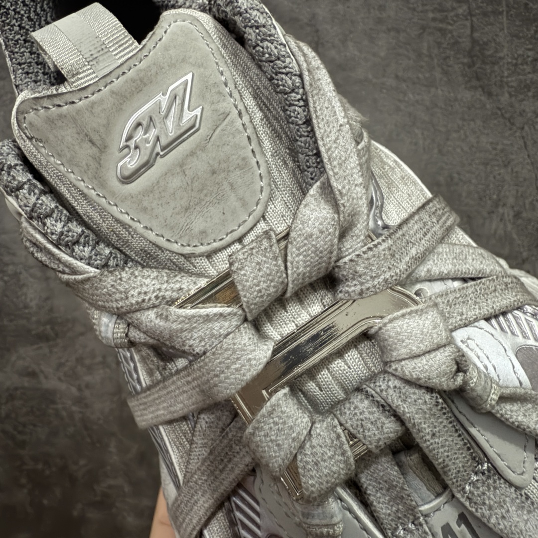 图片[5]-【X版纯原】BALENCIAGA 3XL Sneakers 巴黎世家十代网布系带低帮走秀复古老爹鞋 全新版本 全新顶端品质 全套原纸板楦头开发 最原汁原味的灵魂版型 全鞋荧光划线卡点 胶水把控整洁度追求极致完美 每一双都是工艺品 多重QC质检 超越公司货的品控标准 实实在在的免检产品 原盒原配 正确字体电绣 粗细、位置、大小正确 侧边TPU 透气孔匹配意产原版 正确分离大底 TPU软底 原版一致大底LOGO 立体感十足 原厂皮料水洗做旧 采购原厂网纱 不含皮革 网布材料和聚氨酯 磨损效果 鞋头边缘和后帮 Balenciaga 徽标 鞋面和后跟凸印尺码 鞋舌 3XL 橡胶品牌标识和反光细节 鞋帮拉袢和鞋舌拉祥 配反光细节 备用鞋带在鞋履前侧 可在穿着前取下 便于不同造型搭配 正常尺码 尺码：35 36 37 38 39 40 41 42 43 44 45 46-选品中心