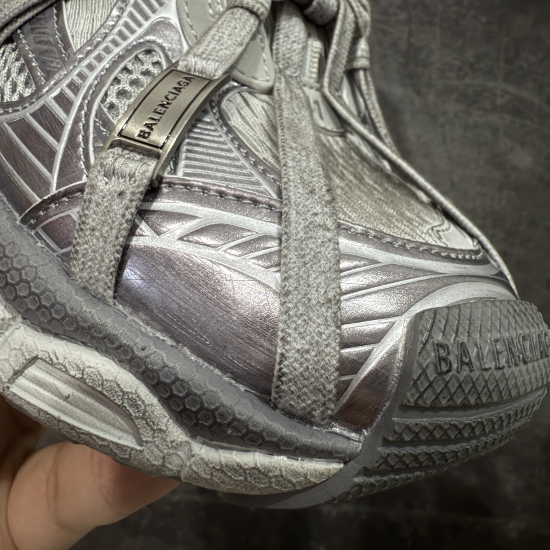 图片[6]-【X版纯原】BALENCIAGA 3XL Sneakers 巴黎世家十代网布系带低帮走秀复古老爹鞋 全新版本 全新顶端品质 全套原纸板楦头开发 最原汁原味的灵魂版型 全鞋荧光划线卡点 胶水把控整洁度追求极致完美 每一双都是工艺品 多重QC质检 超越公司货的品控标准 实实在在的免检产品 原盒原配 正确字体电绣 粗细、位置、大小正确 侧边TPU 透气孔匹配意产原版 正确分离大底 TPU软底 原版一致大底LOGO 立体感十足 原厂皮料水洗做旧 采购原厂网纱 不含皮革 网布材料和聚氨酯 磨损效果 鞋头边缘和后帮 Balenciaga 徽标 鞋面和后跟凸印尺码 鞋舌 3XL 橡胶品牌标识和反光细节 鞋帮拉袢和鞋舌拉祥 配反光细节 备用鞋带在鞋履前侧 可在穿着前取下 便于不同造型搭配 正常尺码 尺码：35 36 37 38 39 40 41 42 43 44 45 46-选品中心