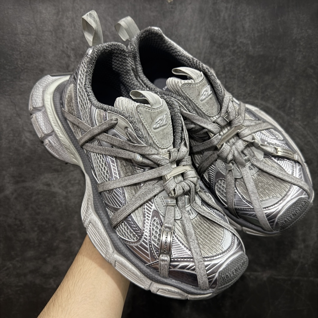 【X版纯原】BALENCIAGA 3XL Sneakers 巴黎世家十代网布系带低帮走秀复古老爹鞋 全新版本 全新顶端品质 全套原纸板楦头开发 最原汁原味的灵魂版型 全鞋荧光划线卡点 胶水把控整洁度追求极致完美 每一双都是工艺品 多重QC质检 超越公司货的品控标准 实实在在的免检产品 原盒原配 正确字体电绣 粗细、位置、大小正确 侧边TPU 透气孔匹配意产原版 正确分离大底 TPU软底 原版一致大底LOGO 立体感十足 原厂皮料水洗做旧 采购原厂网纱 不含皮革 网布材料和聚氨酯 磨损效果 鞋头边缘和后帮 Balenciaga 徽标 鞋面和后跟凸印尺码 鞋舌 3XL 橡胶品牌标识和反光细节 鞋帮拉袢和鞋舌拉祥 配反光细节 备用鞋带在鞋履前侧 可在穿着前取下 便于不同造型搭配 正常尺码 尺码:35 36 37 38 39 40 41 42 43 44 45 46-选品中心