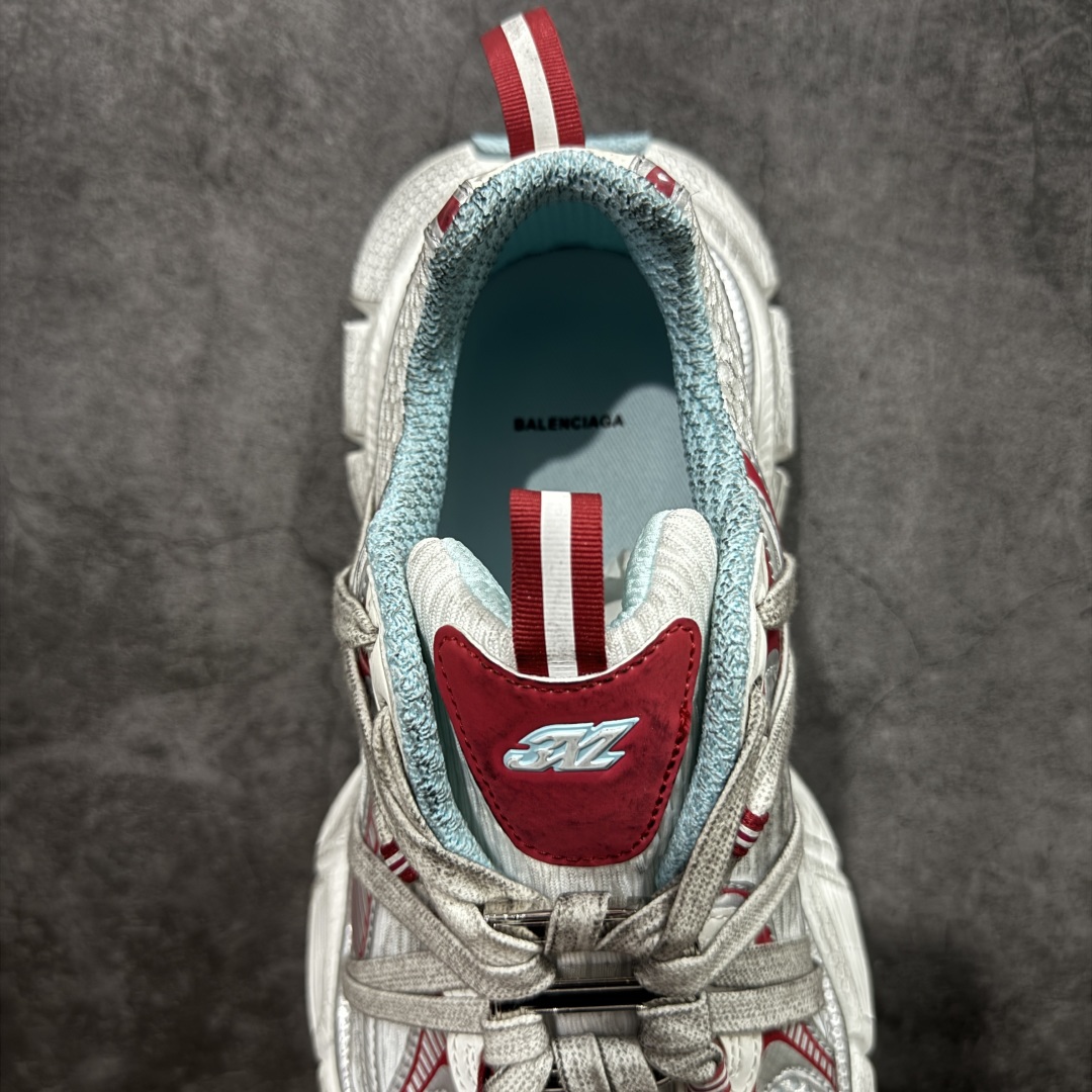 图片[8]-【X版纯原】BALENCIAGA 3XL Sneakers 巴黎世家十代蜘蛛侠金属B扣 网布系带低帮走秀复古老爹鞋 全新版本 全新顶端品质 全套原纸板楦头开发 最原汁原味的灵魂版型 全鞋荧光划线卡点 胶水把控整洁度追求极致完美 每一双都是工艺品 多重QC质检 超越公司货的品控标准 实实在在的免检产品 原盒原配 正确字体电绣 粗细、位置、大小正确 侧边TPU 透气孔匹配意产原版 正确分离大底 TPU软底 原版一致大底LOGO 立体感十足 原厂皮料水洗做旧 采购原厂网纱 不含皮革 网布材料和聚氨酯 磨损效果 鞋头边缘和后帮 Balenciaga 徽标 鞋面和后跟凸印尺码 鞋舌 3XL 橡胶品牌标识和反光细节 鞋帮拉袢和鞋舌拉祥 配反光细节 备用鞋带在鞋履前侧 可在穿着前取下 便于不同造型搭配 正常尺码 尺码：35 36 37 38 39 40 41 42 43 44 45 46-选品中心