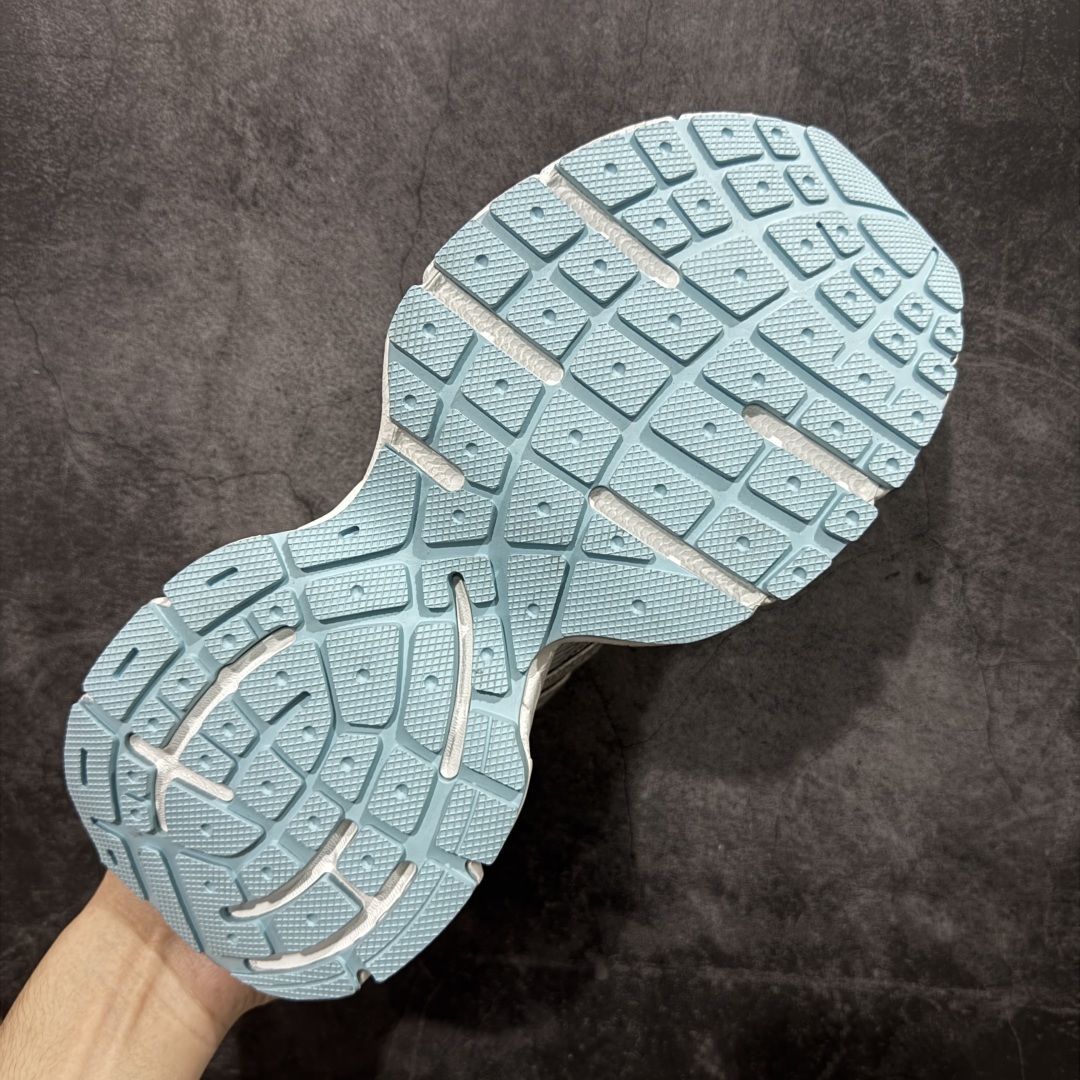 图片[9]-【X版纯原】BALENCIAGA 3XL Sneakers 巴黎世家十代蜘蛛侠金属B扣 网布系带低帮走秀复古老爹鞋 全新版本 全新顶端品质 全套原纸板楦头开发 最原汁原味的灵魂版型 全鞋荧光划线卡点 胶水把控整洁度追求极致完美 每一双都是工艺品 多重QC质检 超越公司货的品控标准 实实在在的免检产品 原盒原配 正确字体电绣 粗细、位置、大小正确 侧边TPU 透气孔匹配意产原版 正确分离大底 TPU软底 原版一致大底LOGO 立体感十足 原厂皮料水洗做旧 采购原厂网纱 不含皮革 网布材料和聚氨酯 磨损效果 鞋头边缘和后帮 Balenciaga 徽标 鞋面和后跟凸印尺码 鞋舌 3XL 橡胶品牌标识和反光细节 鞋帮拉袢和鞋舌拉祥 配反光细节 备用鞋带在鞋履前侧 可在穿着前取下 便于不同造型搭配 正常尺码 尺码：35 36 37 38 39 40 41 42 43 44 45 46-选品中心