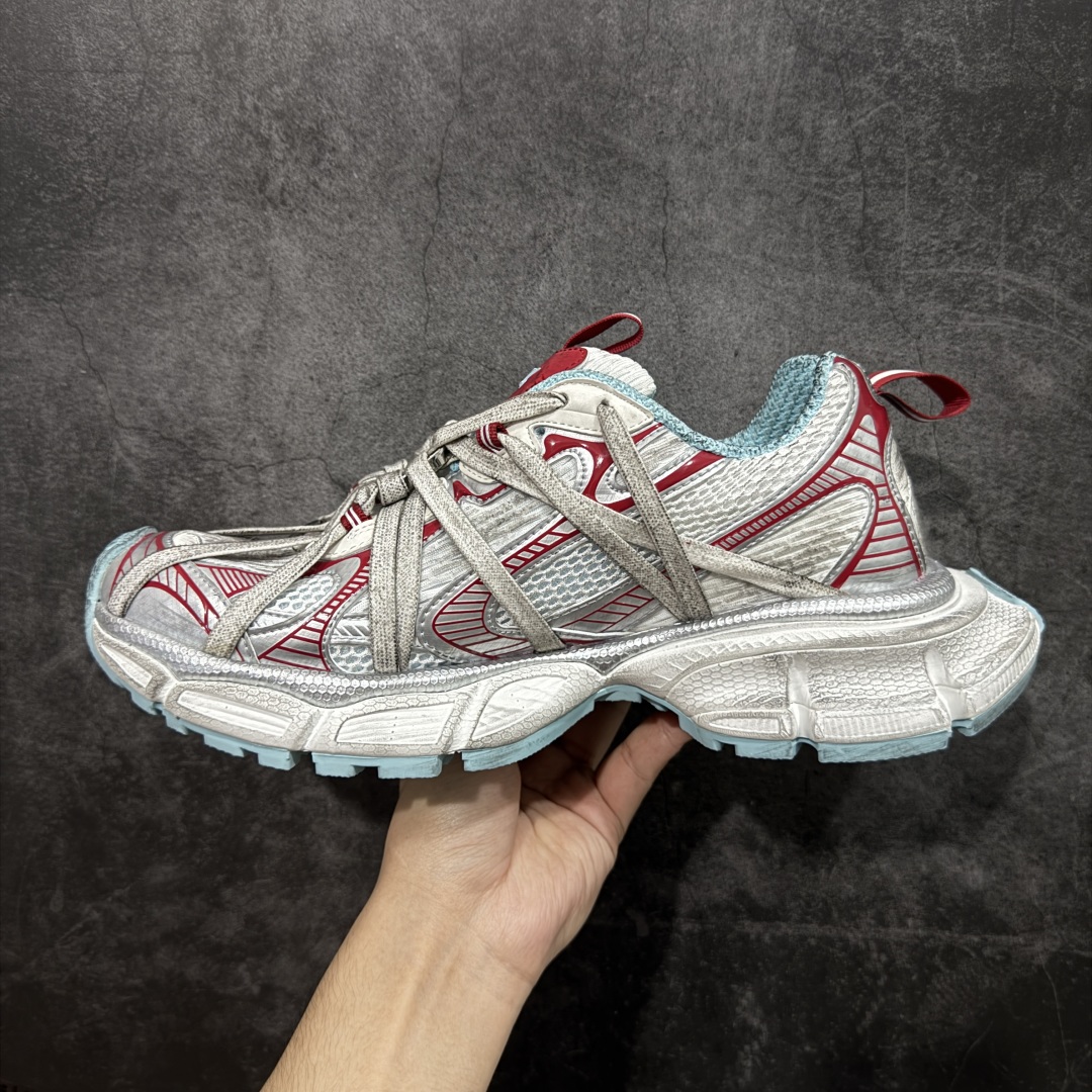 图片[2]-【X版纯原】BALENCIAGA 3XL Sneakers 巴黎世家十代蜘蛛侠金属B扣 网布系带低帮走秀复古老爹鞋 全新版本 全新顶端品质 全套原纸板楦头开发 最原汁原味的灵魂版型 全鞋荧光划线卡点 胶水把控整洁度追求极致完美 每一双都是工艺品 多重QC质检 超越公司货的品控标准 实实在在的免检产品 原盒原配 正确字体电绣 粗细、位置、大小正确 侧边TPU 透气孔匹配意产原版 正确分离大底 TPU软底 原版一致大底LOGO 立体感十足 原厂皮料水洗做旧 采购原厂网纱 不含皮革 网布材料和聚氨酯 磨损效果 鞋头边缘和后帮 Balenciaga 徽标 鞋面和后跟凸印尺码 鞋舌 3XL 橡胶品牌标识和反光细节 鞋帮拉袢和鞋舌拉祥 配反光细节 备用鞋带在鞋履前侧 可在穿着前取下 便于不同造型搭配 正常尺码 尺码：35 36 37 38 39 40 41 42 43 44 45 46-选品中心