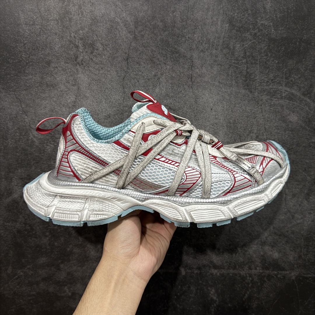 【X版纯原】BALENCIAGA 3XL Sneakers 巴黎世家十代蜘蛛侠金属B扣 网布系带低帮走秀复古老爹鞋 全新版本 全新顶端品质 全套原纸板楦头开发 最原汁原味的灵魂版型 全鞋荧光划线卡点 胶水把控整洁度追求极致完美 每一双都是工艺品 多重QC质检 超越公司货的品控标准 实实在在的免检产品 原盒原配 正确字体电绣 粗细、位置、大小正确 侧边TPU 透气孔匹配意产原版 正确分离大底 TPU软底 原版一致大底LOGO 立体感十足 原厂皮料水洗做旧 采购原厂网纱 不含皮革 网布材料和聚氨酯 磨损效果 鞋头边缘和后帮 Balenciaga 徽标 鞋面和后跟凸印尺码 鞋舌 3XL 橡胶品牌标识和反光细节 鞋帮拉袢和鞋舌拉祥 配反光细节 备用鞋带在鞋履前侧 可在穿着前取下 便于不同造型搭配 正常尺码 尺码:35 36 37 38 39 40 41 42 43 44 45 46-选品中心