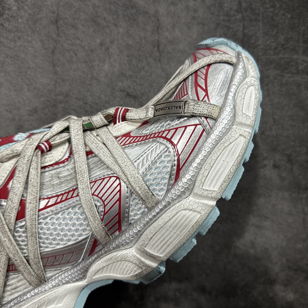 图片[6]-【X版纯原】BALENCIAGA 3XL Sneakers 巴黎世家十代蜘蛛侠金属B扣 网布系带低帮走秀复古老爹鞋 全新版本 全新顶端品质 全套原纸板楦头开发 最原汁原味的灵魂版型 全鞋荧光划线卡点 胶水把控整洁度追求极致完美 每一双都是工艺品 多重QC质检 超越公司货的品控标准 实实在在的免检产品 原盒原配 正确字体电绣 粗细、位置、大小正确 侧边TPU 透气孔匹配意产原版 正确分离大底 TPU软底 原版一致大底LOGO 立体感十足 原厂皮料水洗做旧 采购原厂网纱 不含皮革 网布材料和聚氨酯 磨损效果 鞋头边缘和后帮 Balenciaga 徽标 鞋面和后跟凸印尺码 鞋舌 3XL 橡胶品牌标识和反光细节 鞋帮拉袢和鞋舌拉祥 配反光细节 备用鞋带在鞋履前侧 可在穿着前取下 便于不同造型搭配 正常尺码 尺码：35 36 37 38 39 40 41 42 43 44 45 46-选品中心