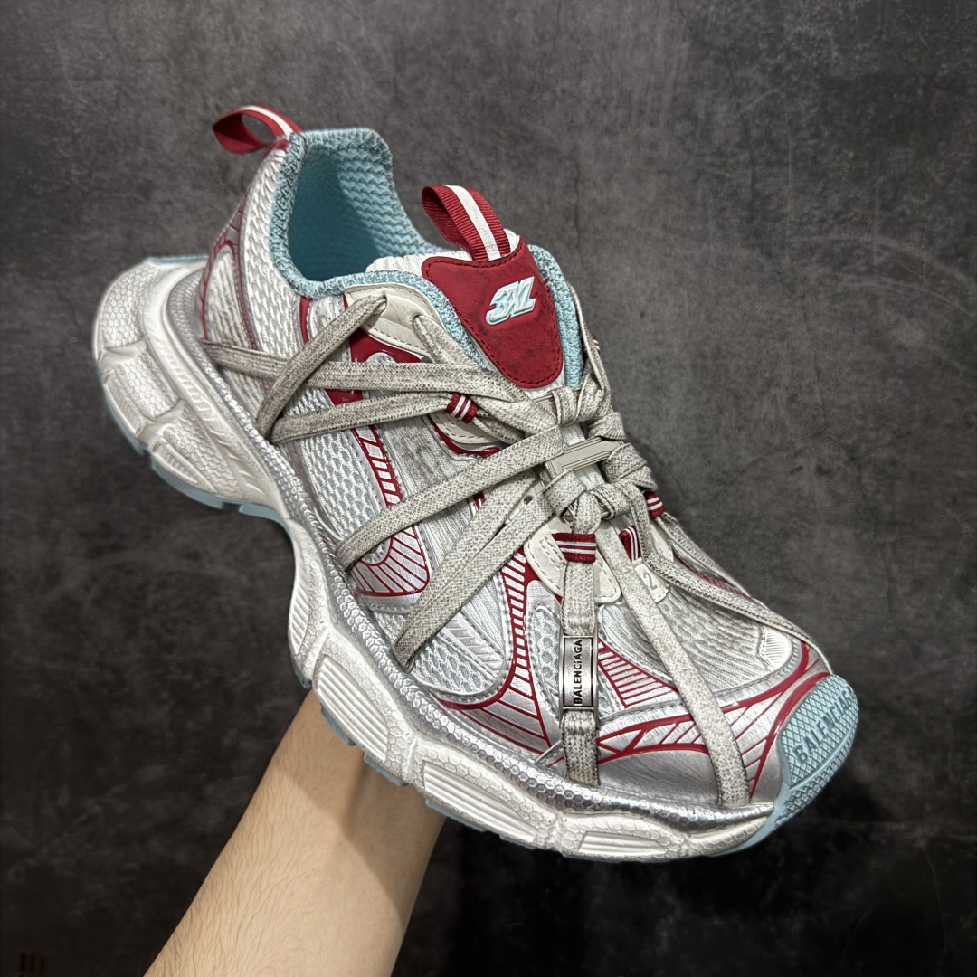 图片[3]-【X版纯原】BALENCIAGA 3XL Sneakers 巴黎世家十代蜘蛛侠金属B扣 网布系带低帮走秀复古老爹鞋 全新版本 全新顶端品质 全套原纸板楦头开发 最原汁原味的灵魂版型 全鞋荧光划线卡点 胶水把控整洁度追求极致完美 每一双都是工艺品 多重QC质检 超越公司货的品控标准 实实在在的免检产品 原盒原配 正确字体电绣 粗细、位置、大小正确 侧边TPU 透气孔匹配意产原版 正确分离大底 TPU软底 原版一致大底LOGO 立体感十足 原厂皮料水洗做旧 采购原厂网纱 不含皮革 网布材料和聚氨酯 磨损效果 鞋头边缘和后帮 Balenciaga 徽标 鞋面和后跟凸印尺码 鞋舌 3XL 橡胶品牌标识和反光细节 鞋帮拉袢和鞋舌拉祥 配反光细节 备用鞋带在鞋履前侧 可在穿着前取下 便于不同造型搭配 正常尺码 尺码：35 36 37 38 39 40 41 42 43 44 45 46-选品中心