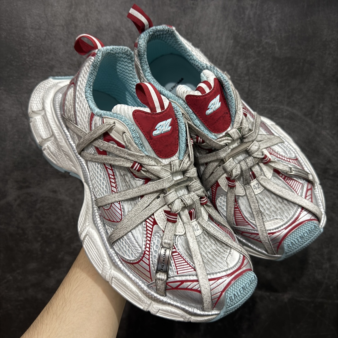 【X版纯原】BALENCIAGA 3XL Sneakers 巴黎世家十代网布系带低帮走秀复古老爹鞋 全新版本 全新顶端品质 全套原纸板楦头开发 最原汁原味的灵魂版型 全鞋荧光划线卡点 胶水把控整洁度追求极致完美 每一双都是工艺品 多重QC质检 超越公司货的品控标准 实实在在的免检产品 原盒原配 正确字体电绣 粗细、位置、大小正确 侧边TPU 透气孔匹配意产原版 正确分离大底 TPU软底 原版一致大底LOGO 立体感十足 原厂皮料水洗做旧 采购原厂网纱 不含皮革 网布材料和聚氨酯 磨损效果 鞋头边缘和后帮 Balenciaga 徽标 鞋面和后跟凸印尺码 鞋舌 3XL 橡胶品牌标识和反光细节 鞋帮拉袢和鞋舌拉祥 配反光细节 备用鞋带在鞋履前侧 可在穿着前取下 便于不同造型搭配 正常尺码 尺码:35 36 37 38 39 40 41 42 43 44 45 46-选品中心