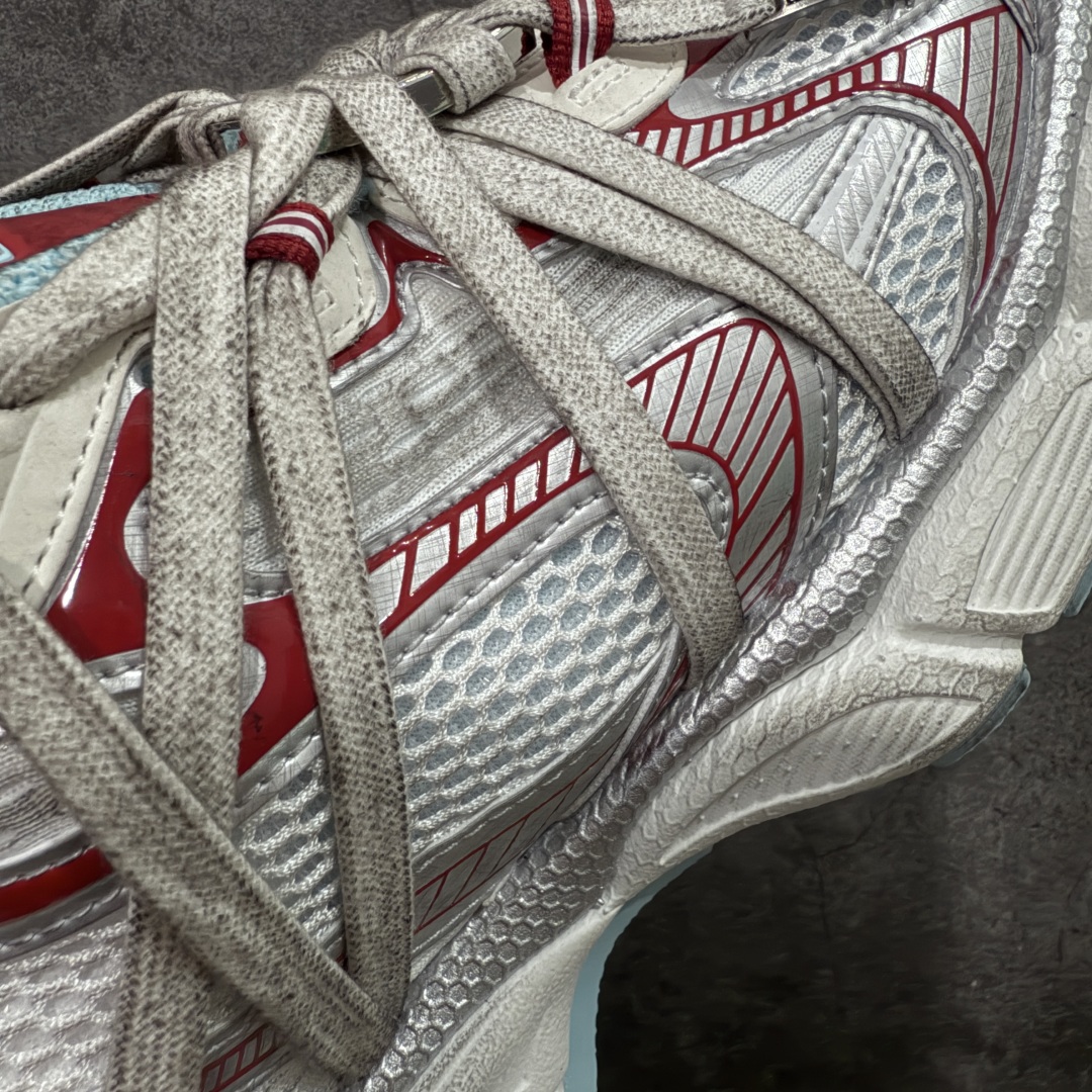 图片[4]-【X版纯原】BALENCIAGA 3XL Sneakers 巴黎世家十代网布系带低帮走秀复古老爹鞋 全新版本 全新顶端品质 全套原纸板楦头开发 最原汁原味的灵魂版型 全鞋荧光划线卡点 胶水把控整洁度追求极致完美 每一双都是工艺品 多重QC质检 超越公司货的品控标准 实实在在的免检产品 原盒原配 正确字体电绣 粗细、位置、大小正确 侧边TPU 透气孔匹配意产原版 正确分离大底 TPU软底 原版一致大底LOGO 立体感十足 原厂皮料水洗做旧 采购原厂网纱 不含皮革 网布材料和聚氨酯 磨损效果 鞋头边缘和后帮 Balenciaga 徽标 鞋面和后跟凸印尺码 鞋舌 3XL 橡胶品牌标识和反光细节 鞋帮拉袢和鞋舌拉祥 配反光细节 备用鞋带在鞋履前侧 可在穿着前取下 便于不同造型搭配 正常尺码 尺码：35 36 37 38 39 40 41 42 43 44 45 46-选品中心