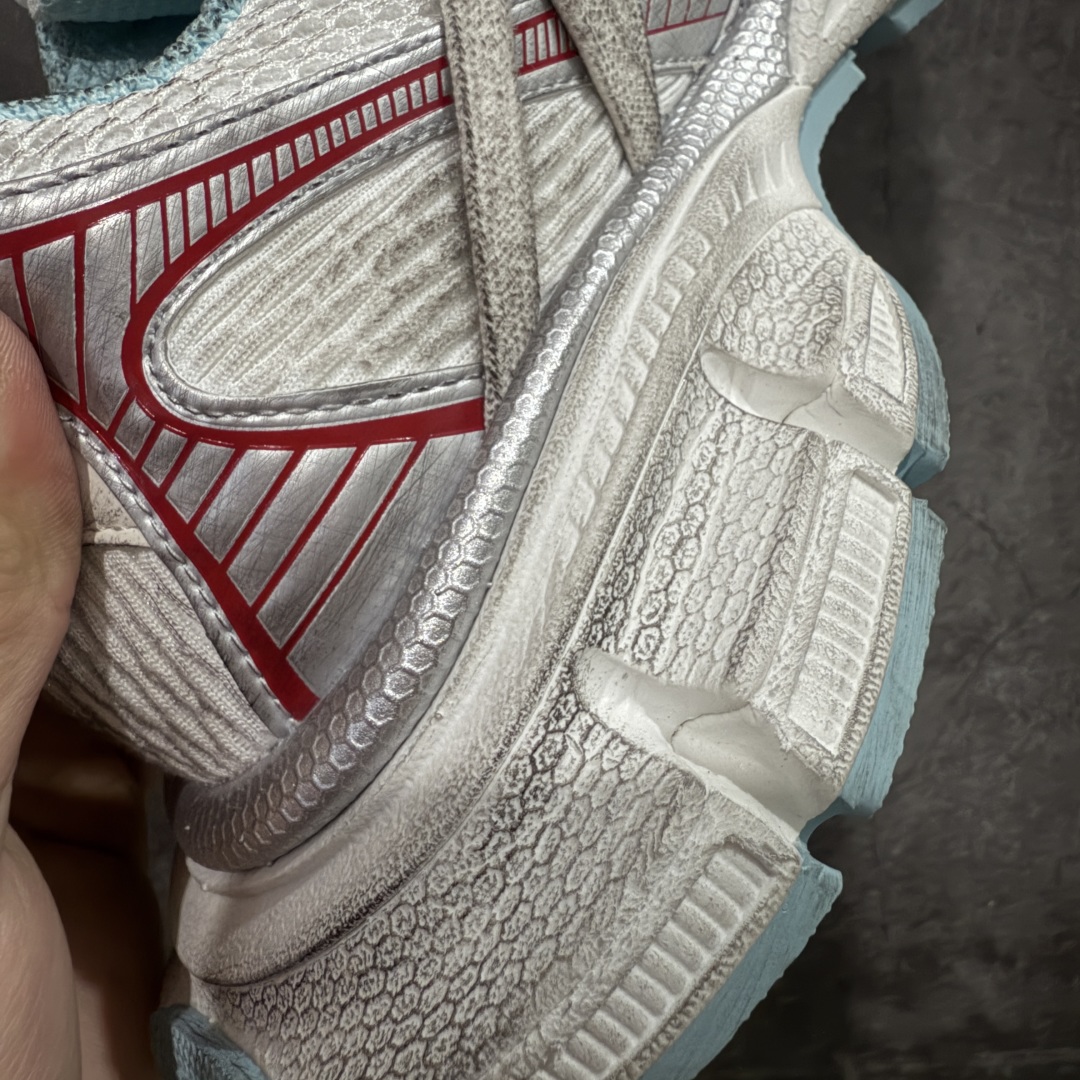 图片[3]-【X版纯原】BALENCIAGA 3XL Sneakers 巴黎世家十代网布系带低帮走秀复古老爹鞋 全新版本 全新顶端品质 全套原纸板楦头开发 最原汁原味的灵魂版型 全鞋荧光划线卡点 胶水把控整洁度追求极致完美 每一双都是工艺品 多重QC质检 超越公司货的品控标准 实实在在的免检产品 原盒原配 正确字体电绣 粗细、位置、大小正确 侧边TPU 透气孔匹配意产原版 正确分离大底 TPU软底 原版一致大底LOGO 立体感十足 原厂皮料水洗做旧 采购原厂网纱 不含皮革 网布材料和聚氨酯 磨损效果 鞋头边缘和后帮 Balenciaga 徽标 鞋面和后跟凸印尺码 鞋舌 3XL 橡胶品牌标识和反光细节 鞋帮拉袢和鞋舌拉祥 配反光细节 备用鞋带在鞋履前侧 可在穿着前取下 便于不同造型搭配 正常尺码 尺码：35 36 37 38 39 40 41 42 43 44 45 46-选品中心