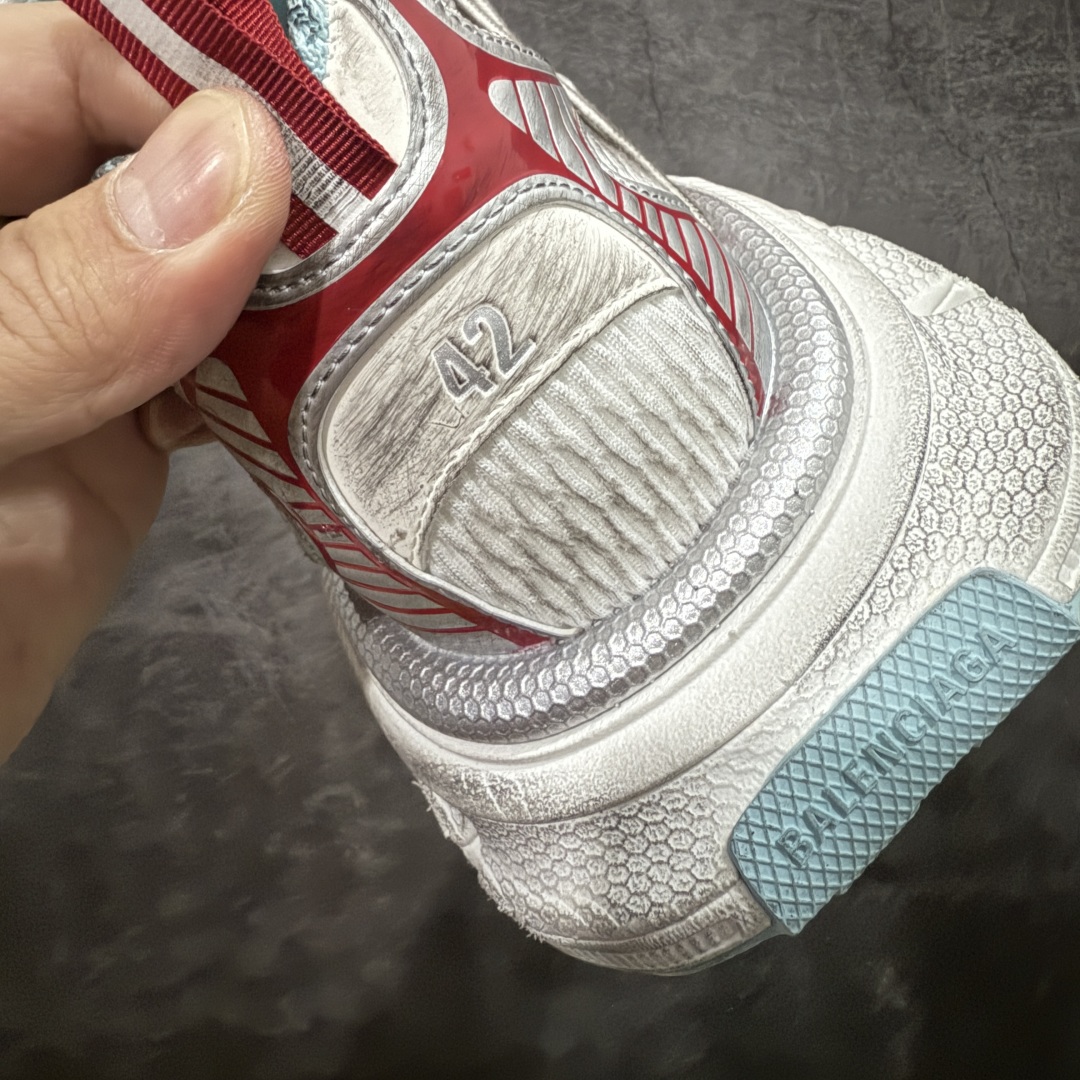 图片[2]-【X版纯原】BALENCIAGA 3XL Sneakers 巴黎世家十代网布系带低帮走秀复古老爹鞋 全新版本 全新顶端品质 全套原纸板楦头开发 最原汁原味的灵魂版型 全鞋荧光划线卡点 胶水把控整洁度追求极致完美 每一双都是工艺品 多重QC质检 超越公司货的品控标准 实实在在的免检产品 原盒原配 正确字体电绣 粗细、位置、大小正确 侧边TPU 透气孔匹配意产原版 正确分离大底 TPU软底 原版一致大底LOGO 立体感十足 原厂皮料水洗做旧 采购原厂网纱 不含皮革 网布材料和聚氨酯 磨损效果 鞋头边缘和后帮 Balenciaga 徽标 鞋面和后跟凸印尺码 鞋舌 3XL 橡胶品牌标识和反光细节 鞋帮拉袢和鞋舌拉祥 配反光细节 备用鞋带在鞋履前侧 可在穿着前取下 便于不同造型搭配 正常尺码 尺码：35 36 37 38 39 40 41 42 43 44 45 46-选品中心