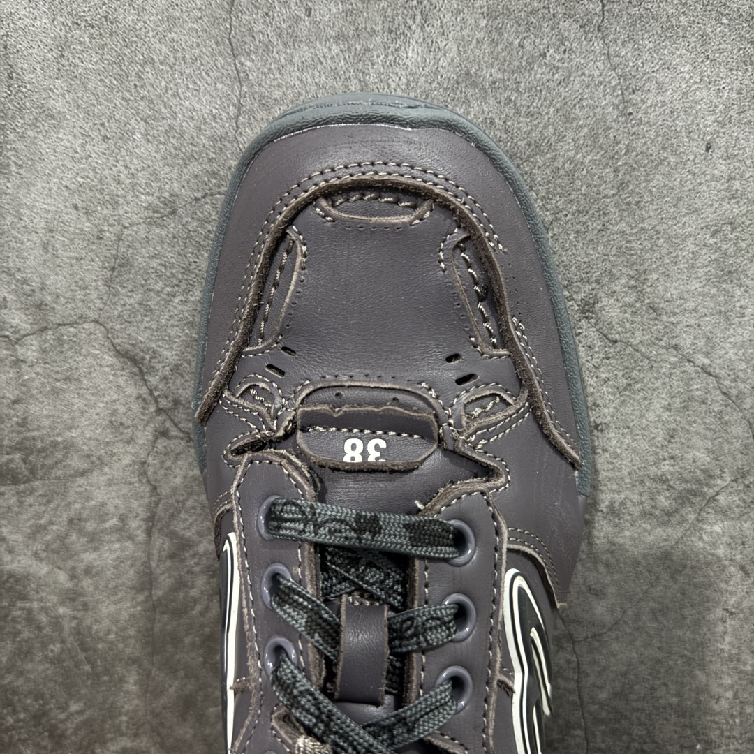 图片[5]-【XA纯原版】Balenciaga Hamptons Worn-Out 巴黎世家十八18代 涤纶（聚酯纤维）牛皮革 圆头系带 低帮 生活休闲鞋板鞋 全套原纸板楦头开发 最原汁原味的灵魂版型 全鞋荧光划线卡点 胶水把控整洁度追求极致完美 每一双都是工艺品 多重QC质检 超越公司货的品控标准 实实在在的免检产品 原盒原配 正确字体电绣 粗细、位置、大小正确 侧边TPU 透气孔匹配意产原版 正确分离大底 TPU软底 原版一致大底LOGO 立体感十足 原厂皮料水洗做旧 采购原厂网纱 偏大一码 尺码：35 36 37 38 39 40 41 42 43 44 45 46-选品中心