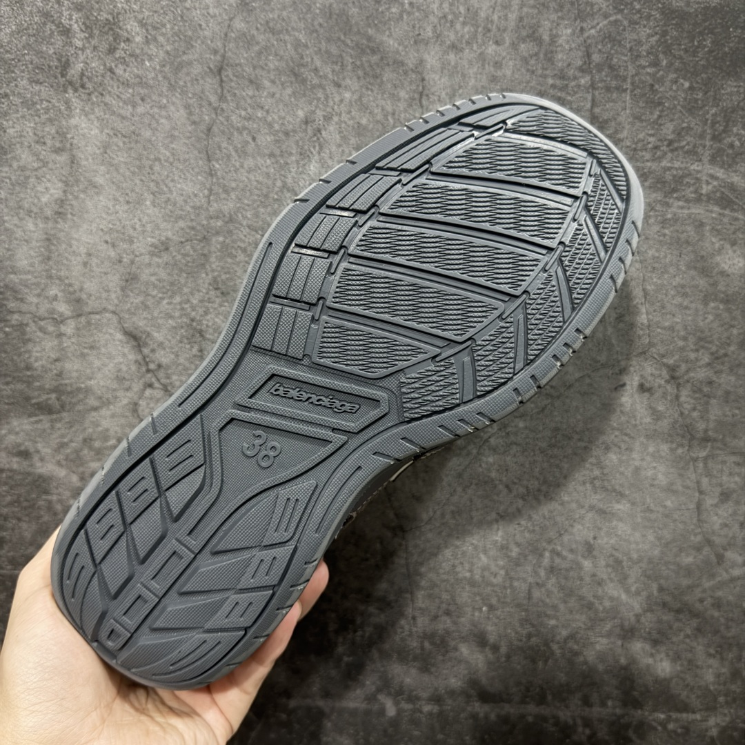 图片[9]-【XA纯原版】Balenciaga Hamptons Worn-Out 巴黎世家十八18代 涤纶（聚酯纤维）牛皮革 圆头系带 低帮 生活休闲鞋板鞋 全套原纸板楦头开发 最原汁原味的灵魂版型 全鞋荧光划线卡点 胶水把控整洁度追求极致完美 每一双都是工艺品 多重QC质检 超越公司货的品控标准 实实在在的免检产品 原盒原配 正确字体电绣 粗细、位置、大小正确 侧边TPU 透气孔匹配意产原版 正确分离大底 TPU软底 原版一致大底LOGO 立体感十足 原厂皮料水洗做旧 采购原厂网纱 偏大一码 尺码：35 36 37 38 39 40 41 42 43 44 45 46-选品中心