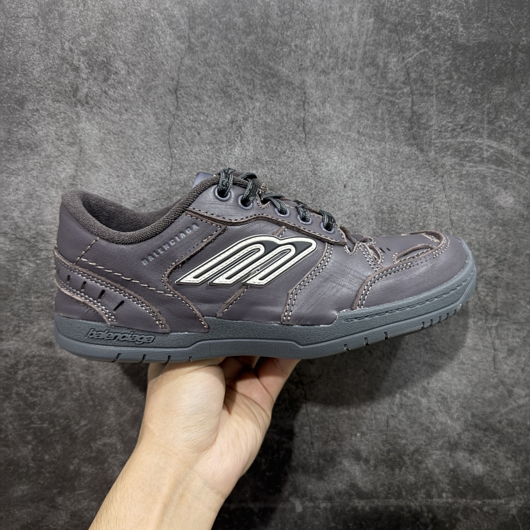 【XA纯原版】Balenciaga Hamptons Worn-Out 巴黎世家十八18代 涤纶(聚酯纤维)牛皮革 圆头系带 低帮 生活休闲鞋板鞋 全套原纸板楦头开发 最原汁原味的灵魂版型 全鞋荧光划线卡点 胶水把控整洁度追求极致完美 每一双都是工艺品 多重QC质检 超越公司货的品控标准 实实在在的免检产品 原盒原配 正确字体电绣 粗细、位置、大小正确 侧边TPU 透气孔匹配意产原版 正确分离大底 TPU软底 原版一致大底LOGO 立体感十足 原厂皮料水洗做旧 采购原厂网纱 偏大一码 尺码:35 36 37 38 39 40 41 42 43 44 45 46-选品中心