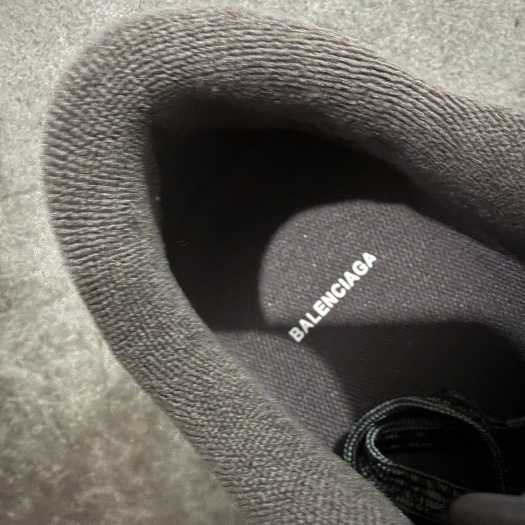 图片[7]-【XA纯原版】Balenciaga Hamptons Worn-Out 巴黎世家十八18代 涤纶（聚酯纤维）牛皮革 圆头系带 低帮 生活休闲鞋板鞋 全套原纸板楦头开发 最原汁原味的灵魂版型 全鞋荧光划线卡点 胶水把控整洁度追求极致完美 每一双都是工艺品 多重QC质检 超越公司货的品控标准 实实在在的免检产品 原盒原配 正确字体电绣 粗细、位置、大小正确 侧边TPU 透气孔匹配意产原版 正确分离大底 TPU软底 原版一致大底LOGO 立体感十足 原厂皮料水洗做旧 采购原厂网纱 偏大一码 尺码：35 36 37 38 39 40 41 42 43 44 45 46-选品中心