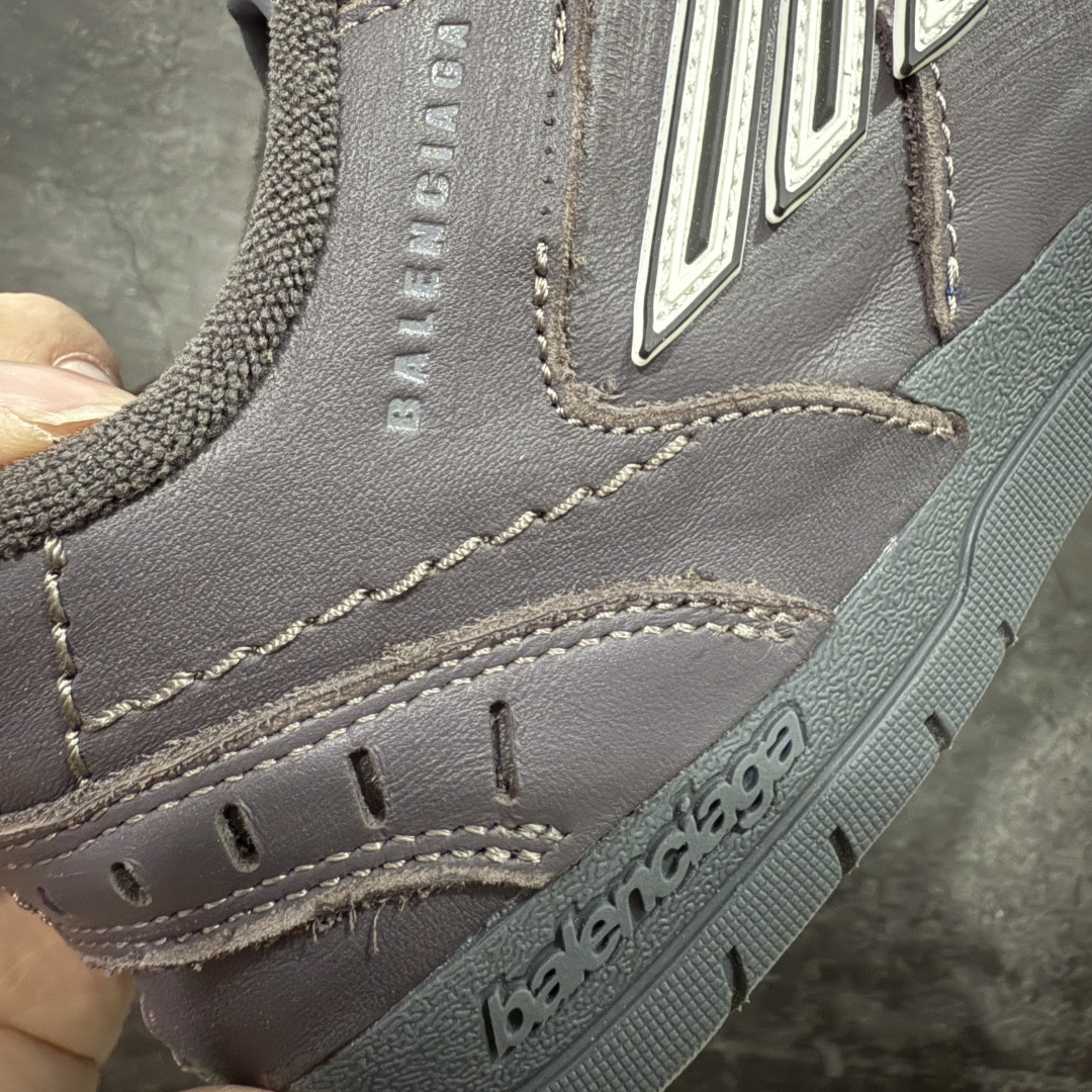 图片[3]-【XA纯原版】Balenciaga Hamptons Worn-Out 巴黎世家十八18代 涤纶（聚酯纤维）牛皮革 圆头系带 低帮 生活休闲鞋板鞋 全套原纸板楦头开发 最原汁原味的灵魂版型 全鞋荧光划线卡点 胶水把控整洁度追求极致完美 每一双都是工艺品 多重QC质检 超越公司货的品控标准 实实在在的免检产品 原盒原配 正确字体电绣 粗细、位置、大小正确 侧边TPU 透气孔匹配意产原版 正确分离大底 TPU软底 原版一致大底LOGO 立体感十足 原厂皮料水洗做旧 采购原厂网纱 偏大一码 尺码：35 36 37 38 39 40 41 42 43 44 45 46-选品中心