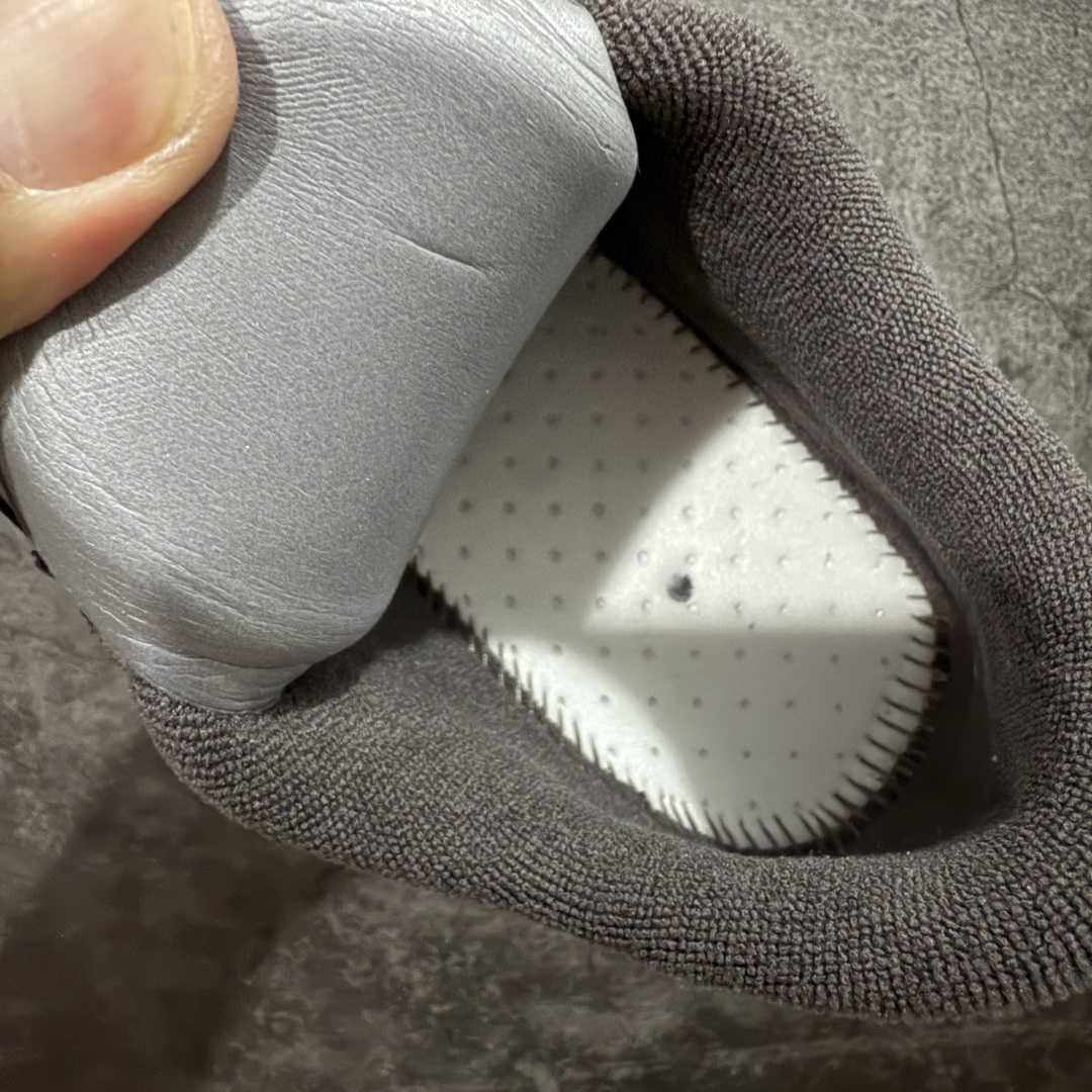 图片[8]-【XA纯原版】Balenciaga Hamptons Worn-Out 巴黎世家十八18代 涤纶（聚酯纤维）牛皮革 圆头系带 低帮 生活休闲鞋板鞋 全套原纸板楦头开发 最原汁原味的灵魂版型 全鞋荧光划线卡点 胶水把控整洁度追求极致完美 每一双都是工艺品 多重QC质检 超越公司货的品控标准 实实在在的免检产品 原盒原配 正确字体电绣 粗细、位置、大小正确 侧边TPU 透气孔匹配意产原版 正确分离大底 TPU软底 原版一致大底LOGO 立体感十足 原厂皮料水洗做旧 采购原厂网纱 偏大一码 尺码：35 36 37 38 39 40 41 42 43 44 45 46-选品中心