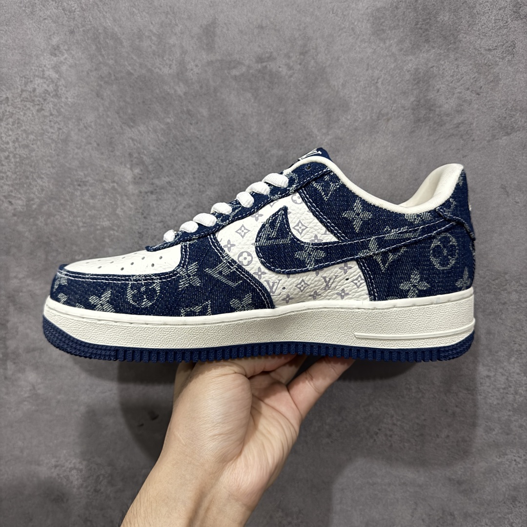 图片[2]-【定制版】Louis Vuitton x Nike Air Force 1 Low 路易威登LV x 耐克 空军一号 低帮 蓝白牛仔 鞋身整体采用米白色打造搭配蓝色牛仔框架覆盖层，设计独特且充满时尚感；鞋身两侧Swoosh Logo采用蓝色牛仔点缀，后跟装饰片使用蓝色牛仔制作，鞋舌标签上以LV字样呈现，后跟Nike Swoosh Logo及Air辅以白色妆点，鞋头处LV字样白色呈现，后跟印有Louis Vuitton字样，彰显联名身份；最后以米白色中底搭配蓝色橡胶外底完善整体设计收尾。 货号：YF9511-811 尺码：36-45带半码 编码：HXSB310320-选品中心