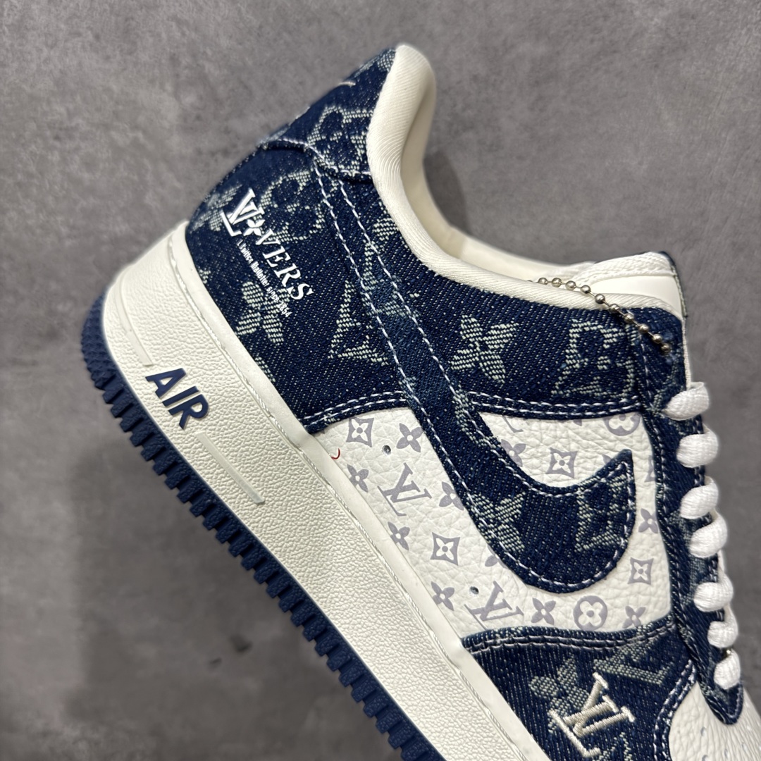 图片[7]-【定制版】Louis Vuitton x Nike Air Force 1 Low 路易威登LV x 耐克 空军一号 低帮 蓝白牛仔 鞋身整体采用米白色打造搭配蓝色牛仔框架覆盖层，设计独特且充满时尚感；鞋身两侧Swoosh Logo采用蓝色牛仔点缀，后跟装饰片使用蓝色牛仔制作，鞋舌标签上以LV字样呈现，后跟Nike Swoosh Logo及Air辅以白色妆点，鞋头处LV字样白色呈现，后跟印有Louis Vuitton字样，彰显联名身份；最后以米白色中底搭配蓝色橡胶外底完善整体设计收尾。 货号：YF9511-811 尺码：36-45带半码 编码：HXSB310320-选品中心