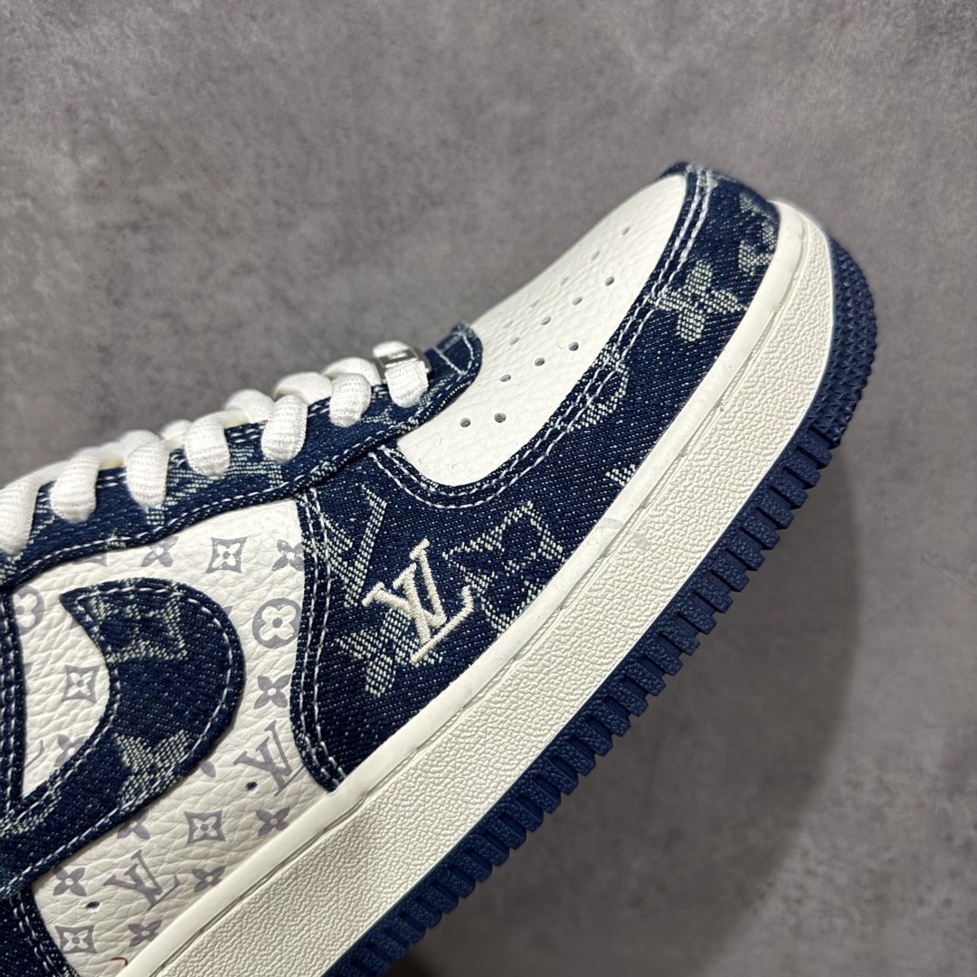图片[6]-【定制版】Louis Vuitton x Nike Air Force 1 Low 路易威登LV x 耐克 空军一号 低帮 蓝白牛仔 鞋身整体采用米白色打造搭配蓝色牛仔框架覆盖层，设计独特且充满时尚感；鞋身两侧Swoosh Logo采用蓝色牛仔点缀，后跟装饰片使用蓝色牛仔制作，鞋舌标签上以LV字样呈现，后跟Nike Swoosh Logo及Air辅以白色妆点，鞋头处LV字样白色呈现，后跟印有Louis Vuitton字样，彰显联名身份；最后以米白色中底搭配蓝色橡胶外底完善整体设计收尾。 货号：YF9511-811 尺码：36-45带半码 编码：HXSB310320-选品中心