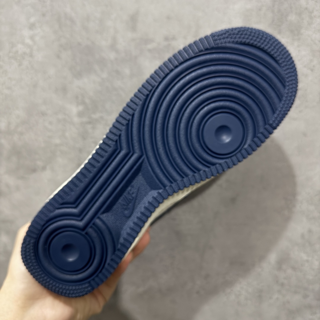 图片[9]-【定制版】Louis Vuitton x Nike Air Force 1 Low 路易威登LV x 耐克 空军一号 低帮 蓝白牛仔 鞋身整体采用米白色打造搭配蓝色牛仔框架覆盖层，设计独特且充满时尚感；鞋身两侧Swoosh Logo采用蓝色牛仔点缀，后跟装饰片使用蓝色牛仔制作，鞋舌标签上以LV字样呈现，后跟Nike Swoosh Logo及Air辅以白色妆点，鞋头处LV字样白色呈现，后跟印有Louis Vuitton字样，彰显联名身份；最后以米白色中底搭配蓝色橡胶外底完善整体设计收尾。 货号：YF9511-811 尺码：36-45带半码 编码：HXSB310320-选品中心