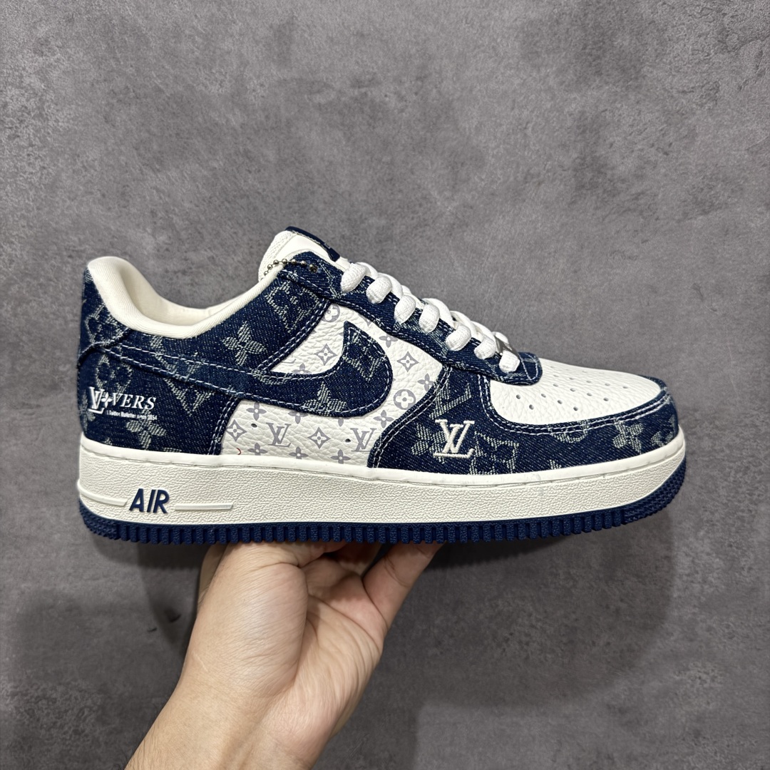 【定制版】Louis Vuitton x Nike Air Force 1 Low 路易威登LV x 耐克 空军一号 低帮 蓝白牛仔 鞋身整体采用米白色打造搭配蓝色牛仔框架覆盖层,设计独特且充满时尚感;鞋身两侧Swoosh Logo采用蓝色牛仔点缀,后跟装饰片使用蓝色牛仔制作,鞋舌标签上以LV字样呈现,后跟Nike Swoosh Logo及Air辅以白色妆点,鞋头处LV字样白色呈现,后跟印有Louis Vuitton字样,彰显联名身份;最后以米白色中底搭配蓝色橡胶外底完善整体设计收尾。 货号:YF9511-811 尺码:36-45带半码 编码:HXSB310320-选品中心