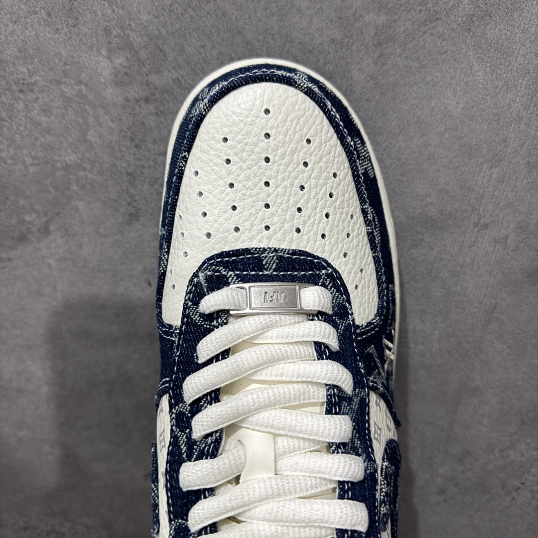 图片[5]-【定制版】Louis Vuitton x Nike Air Force 1 Low 路易威登LV x 耐克 空军一号 低帮 蓝白牛仔 鞋身整体采用米白色打造搭配蓝色牛仔框架覆盖层，设计独特且充满时尚感；鞋身两侧Swoosh Logo采用蓝色牛仔点缀，后跟装饰片使用蓝色牛仔制作，鞋舌标签上以LV字样呈现，后跟Nike Swoosh Logo及Air辅以白色妆点，鞋头处LV字样白色呈现，后跟印有Louis Vuitton字样，彰显联名身份；最后以米白色中底搭配蓝色橡胶外底完善整体设计收尾。 货号：YF9511-811 尺码：36-45带半码 编码：HXSB310320-选品中心