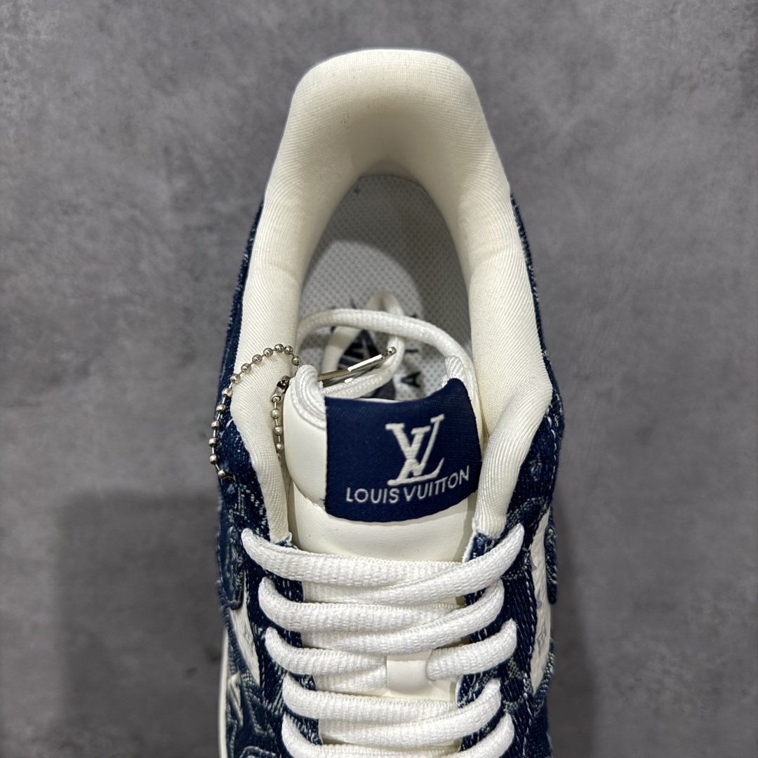 图片[8]-【定制版】Louis Vuitton x Nike Air Force 1 Low 路易威登LV x 耐克 空军一号 低帮 蓝白牛仔 鞋身整体采用米白色打造搭配蓝色牛仔框架覆盖层，设计独特且充满时尚感；鞋身两侧Swoosh Logo采用蓝色牛仔点缀，后跟装饰片使用蓝色牛仔制作，鞋舌标签上以LV字样呈现，后跟Nike Swoosh Logo及Air辅以白色妆点，鞋头处LV字样白色呈现，后跟印有Louis Vuitton字样，彰显联名身份；最后以米白色中底搭配蓝色橡胶外底完善整体设计收尾。 货号：YF9511-811 尺码：36-45带半码 编码：HXSB310320-选品中心