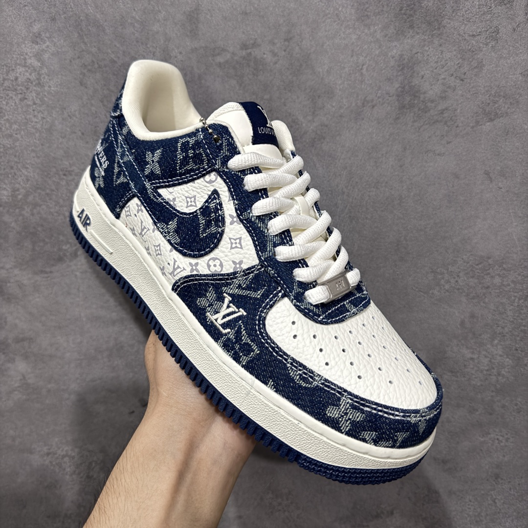 图片[3]-【定制版】Louis Vuitton x Nike Air Force 1 Low 路易威登LV x 耐克 空军一号 低帮 蓝白牛仔 鞋身整体采用米白色打造搭配蓝色牛仔框架覆盖层，设计独特且充满时尚感；鞋身两侧Swoosh Logo采用蓝色牛仔点缀，后跟装饰片使用蓝色牛仔制作，鞋舌标签上以LV字样呈现，后跟Nike Swoosh Logo及Air辅以白色妆点，鞋头处LV字样白色呈现，后跟印有Louis Vuitton字样，彰显联名身份；最后以米白色中底搭配蓝色橡胶外底完善整体设计收尾。 货号：YF9511-811 尺码：36-45带半码 编码：HXSB310320-选品中心