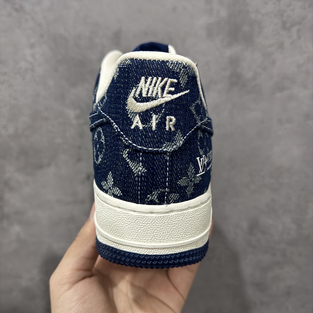 图片[4]-【定制版】Louis Vuitton x Nike Air Force 1 Low 路易威登LV x 耐克 空军一号 低帮 蓝白牛仔 鞋身整体采用米白色打造搭配蓝色牛仔框架覆盖层，设计独特且充满时尚感；鞋身两侧Swoosh Logo采用蓝色牛仔点缀，后跟装饰片使用蓝色牛仔制作，鞋舌标签上以LV字样呈现，后跟Nike Swoosh Logo及Air辅以白色妆点，鞋头处LV字样白色呈现，后跟印有Louis Vuitton字样，彰显联名身份；最后以米白色中底搭配蓝色橡胶外底完善整体设计收尾。 货号：YF9511-811 尺码：36-45带半码 编码：HXSB310320-选品中心