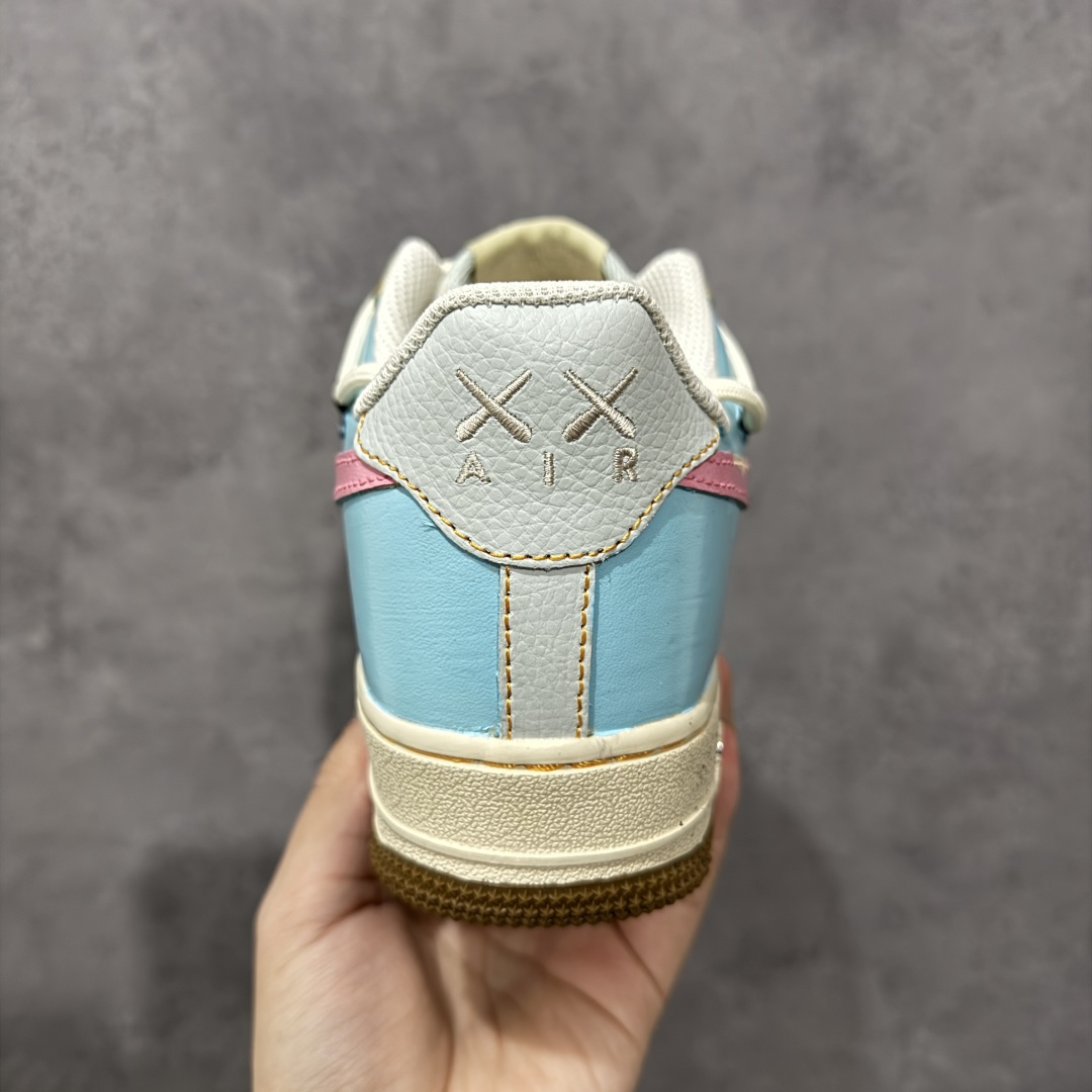 图片[4]-【定制版】手绘涂鸦“柔彩迷航”Nike Air Force 1 “Soft Color Journey”空军一号定制板鞋 以柔和马卡龙色系为主调，粉、蓝、米白等色彩交织，搭配迷彩纹理，似在潮流宇宙中铺就梦幻航线。鞋侧经典Swoosh与鞋身色彩呼应，鞋底的“XX”标识增添个性细节，整体既保有Air Force 1的复古质感，又借柔美色彩与迷彩碰撞，开启一场时尚与个性交融的潮流迷航之旅，为穿搭注入灵动与独特 货号：KS6869-101 尺码：36 36.5 37.5 38 38.5 39 40 40.5 41 42 42.5 43 44 44.5 45 编码：HXSA310320-选品中心