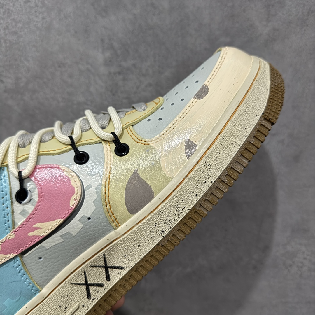 图片[6]-【定制版】手绘涂鸦“柔彩迷航”Nike Air Force 1 “Soft Color Journey”空军一号定制板鞋 以柔和马卡龙色系为主调，粉、蓝、米白等色彩交织，搭配迷彩纹理，似在潮流宇宙中铺就梦幻航线。鞋侧经典Swoosh与鞋身色彩呼应，鞋底的“XX”标识增添个性细节，整体既保有Air Force 1的复古质感，又借柔美色彩与迷彩碰撞，开启一场时尚与个性交融的潮流迷航之旅，为穿搭注入灵动与独特 货号：KS6869-101 尺码：36 36.5 37.5 38 38.5 39 40 40.5 41 42 42.5 43 44 44.5 45 编码：HXSA310320-选品中心