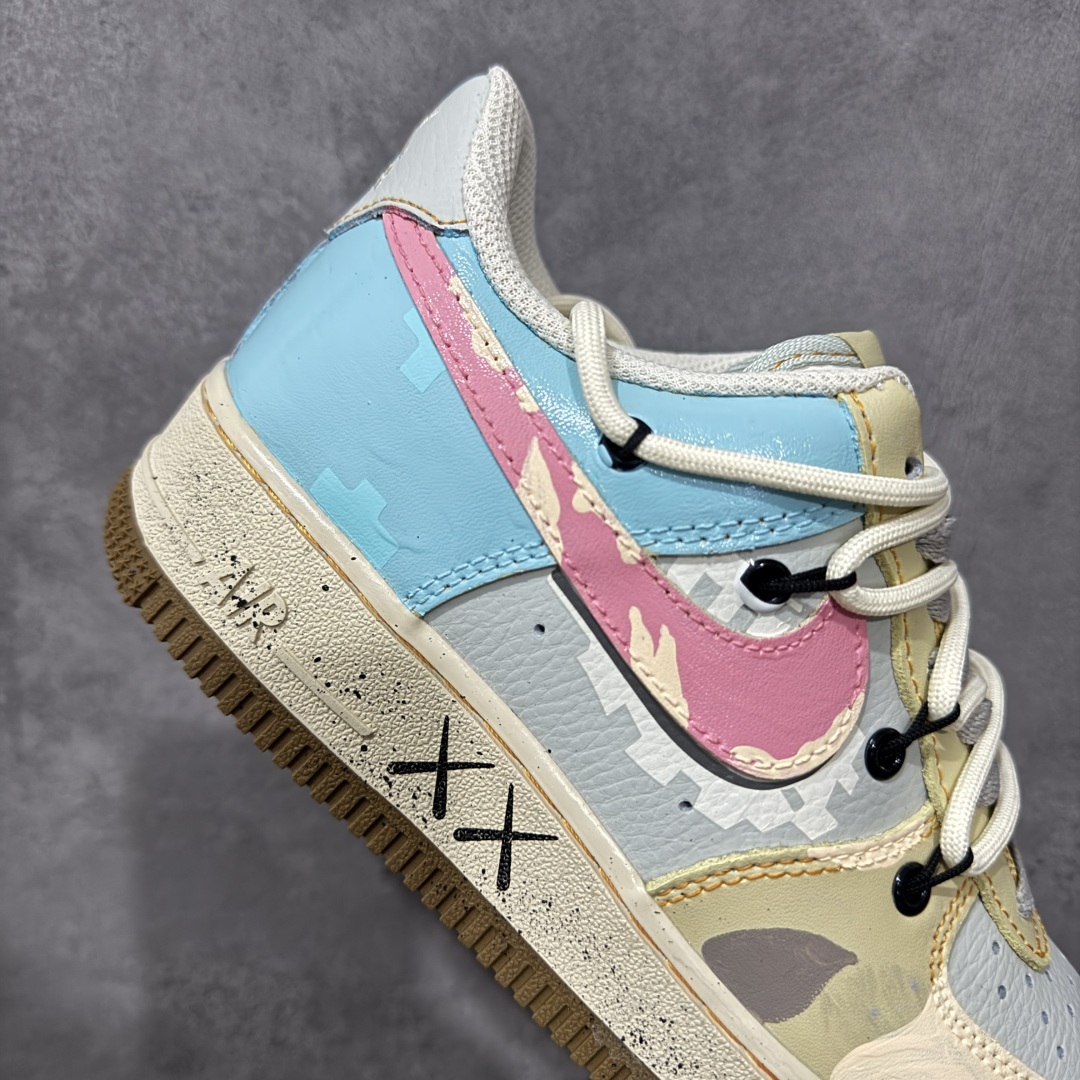 图片[7]-【定制版】手绘涂鸦“柔彩迷航”Nike Air Force 1 “Soft Color Journey”空军一号定制板鞋 以柔和马卡龙色系为主调，粉、蓝、米白等色彩交织，搭配迷彩纹理，似在潮流宇宙中铺就梦幻航线。鞋侧经典Swoosh与鞋身色彩呼应，鞋底的“XX”标识增添个性细节，整体既保有Air Force 1的复古质感，又借柔美色彩与迷彩碰撞，开启一场时尚与个性交融的潮流迷航之旅，为穿搭注入灵动与独特 货号：KS6869-101 尺码：36 36.5 37.5 38 38.5 39 40 40.5 41 42 42.5 43 44 44.5 45 编码：HXSA310320-选品中心