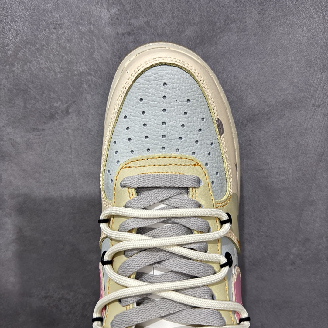 图片[5]-【定制版】手绘涂鸦“柔彩迷航”Nike Air Force 1 “Soft Color Journey”空军一号定制板鞋 以柔和马卡龙色系为主调，粉、蓝、米白等色彩交织，搭配迷彩纹理，似在潮流宇宙中铺就梦幻航线。鞋侧经典Swoosh与鞋身色彩呼应，鞋底的“XX”标识增添个性细节，整体既保有Air Force 1的复古质感，又借柔美色彩与迷彩碰撞，开启一场时尚与个性交融的潮流迷航之旅，为穿搭注入灵动与独特 货号：KS6869-101 尺码：36 36.5 37.5 38 38.5 39 40 40.5 41 42 42.5 43 44 44.5 45 编码：HXSA310320-选品中心