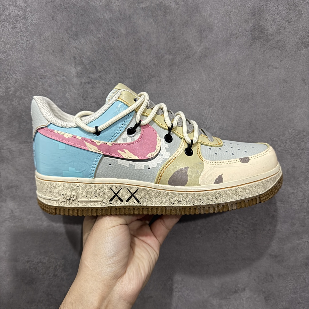 【定制版】手绘涂鸦“柔彩迷航”Nike Air Force 1 “Soft Color Journey”空军一号定制板鞋 以柔和马卡龙色系为主调,粉、蓝、米白等色彩交织,搭配迷彩纹理,似在潮流宇宙中铺就梦幻航线。鞋侧经典Swoosh与鞋身色彩呼应,鞋底的“XX”标识增添个性细节,整体既保有Air Force 1的复古质感,又借柔美色彩与迷彩碰撞,开启一场时尚与个性交融的潮流迷航之旅,为穿搭注入灵动与独特 货号:KS6869-101 尺码:36 36.5 37.5 38 38.5 39 40 40.5 41 42 42.5 43 44 44.5 45 编码:HXSA310320-选品中心