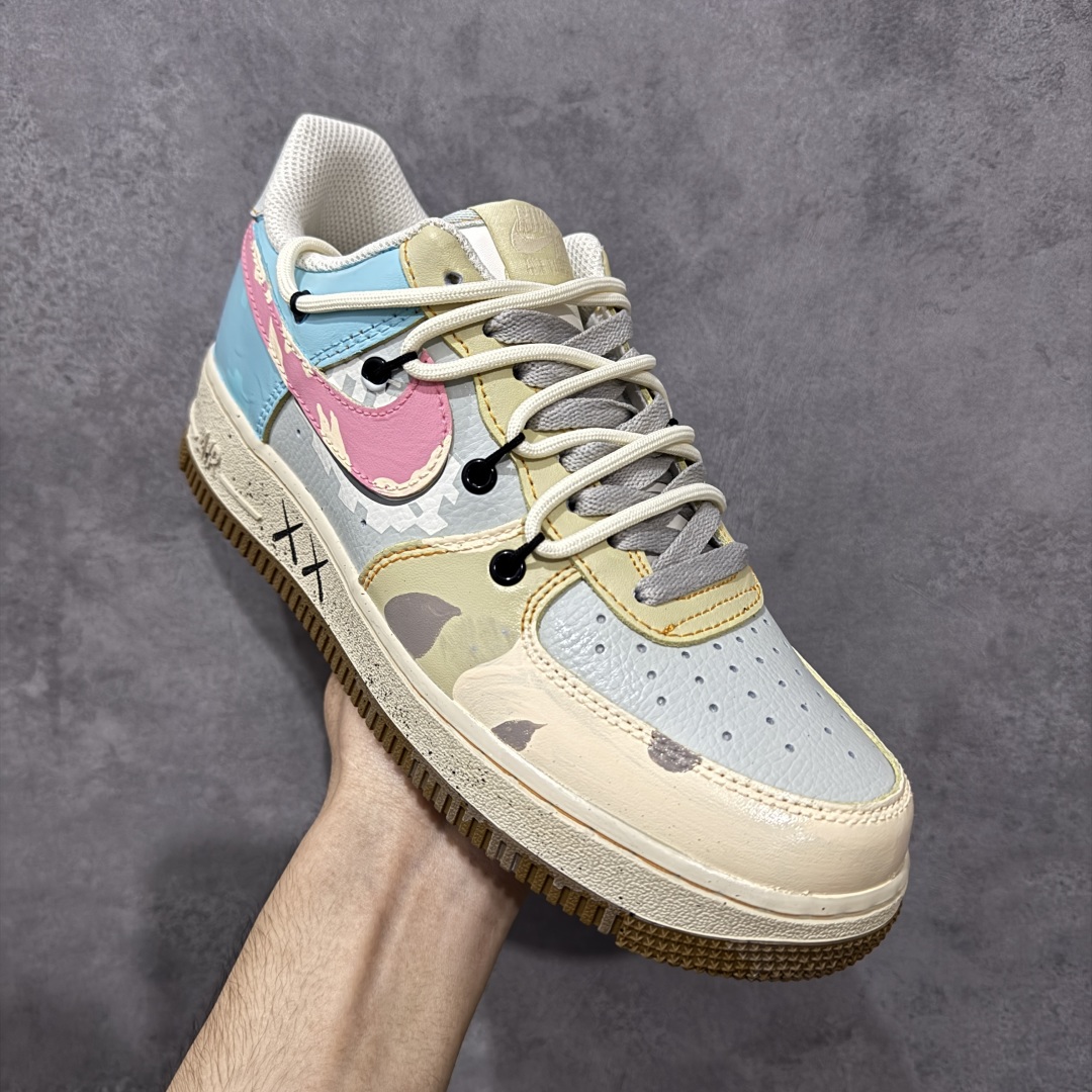 图片[3]-【定制版】手绘涂鸦“柔彩迷航”Nike Air Force 1 “Soft Color Journey”空军一号定制板鞋 以柔和马卡龙色系为主调，粉、蓝、米白等色彩交织，搭配迷彩纹理，似在潮流宇宙中铺就梦幻航线。鞋侧经典Swoosh与鞋身色彩呼应，鞋底的“XX”标识增添个性细节，整体既保有Air Force 1的复古质感，又借柔美色彩与迷彩碰撞，开启一场时尚与个性交融的潮流迷航之旅，为穿搭注入灵动与独特 货号：KS6869-101 尺码：36 36.5 37.5 38 38.5 39 40 40.5 41 42 42.5 43 44 44.5 45 编码：HXSA310320-选品中心