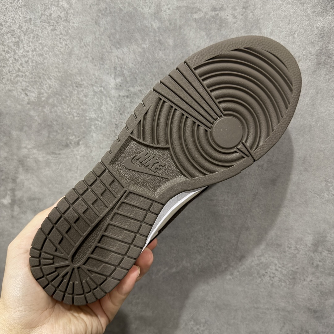 图片[9]-【定制版】Nike Dunk Low 二手日落 棕灰色 当浅米色主调邂逅深灰与棕的层次，宛如黄昏被复刻在鞋面之上，深棕Swoosh划破宁静如暮色降临，棕褐细节点缀恰似夕阳最后一缕光，令黄昏的慵懒与潮酷并存。做旧中底与磨损胶边诉说时光沉淀的酷感，每一步都踩在复古与潮流的交汇点。旧时光的味道，新世代的表达，以磨损感设计致敬经典，用低饱和度配色拿捏氛围。 货号：HF5441-111 尺码：40 40.5 41 42 42.5 43 44 44.5 45 46 编码：HXSB330340-选品中心