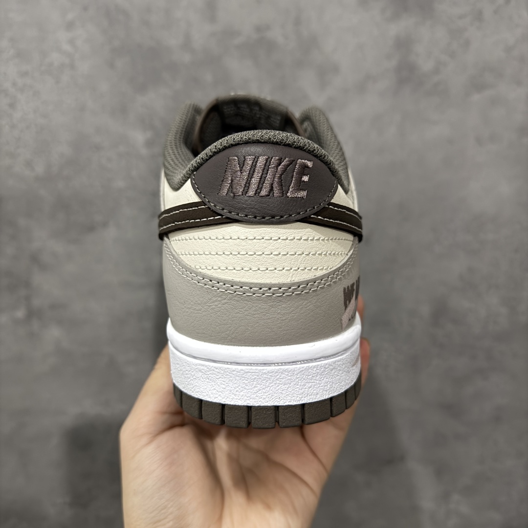 图片[4]-【定制版】Nike Dunk Low 二手日落 棕灰色 当浅米色主调邂逅深灰与棕的层次，宛如黄昏被复刻在鞋面之上，深棕Swoosh划破宁静如暮色降临，棕褐细节点缀恰似夕阳最后一缕光，令黄昏的慵懒与潮酷并存。做旧中底与磨损胶边诉说时光沉淀的酷感，每一步都踩在复古与潮流的交汇点。旧时光的味道，新世代的表达，以磨损感设计致敬经典，用低饱和度配色拿捏氛围。 货号：HF5441-111 尺码：40 40.5 41 42 42.5 43 44 44.5 45 46 编码：HXSB330340-选品中心