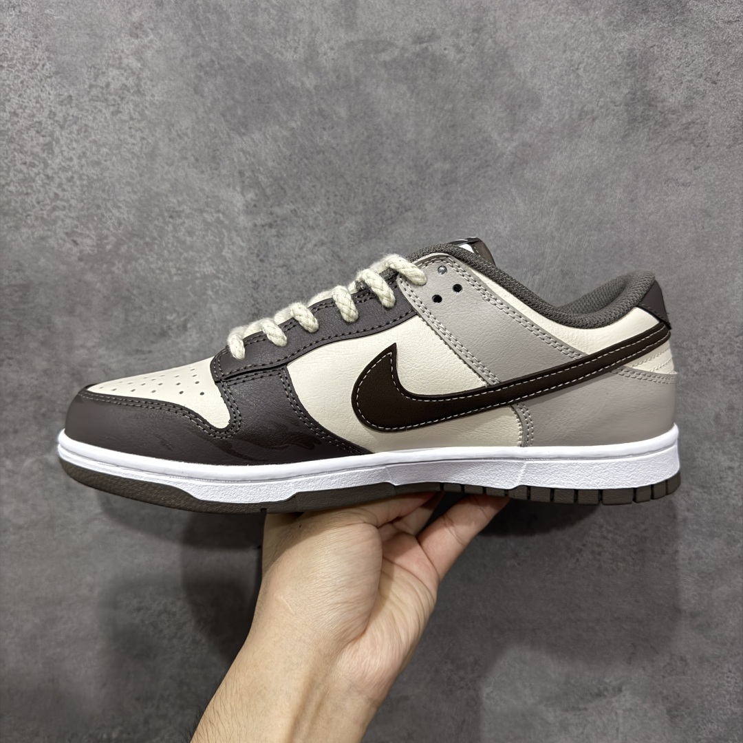 图片[2]-【定制版】Nike Dunk Low 二手日落 棕灰色 当浅米色主调邂逅深灰与棕的层次，宛如黄昏被复刻在鞋面之上，深棕Swoosh划破宁静如暮色降临，棕褐细节点缀恰似夕阳最后一缕光，令黄昏的慵懒与潮酷并存。做旧中底与磨损胶边诉说时光沉淀的酷感，每一步都踩在复古与潮流的交汇点。旧时光的味道，新世代的表达，以磨损感设计致敬经典，用低饱和度配色拿捏氛围。 货号：HF5441-111 尺码：40 40.5 41 42 42.5 43 44 44.5 45 46 编码：HXSB330340-选品中心
