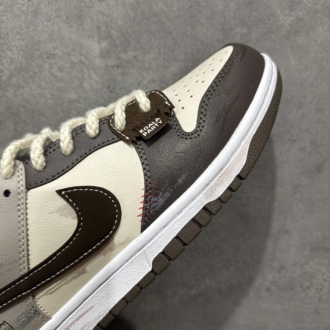 图片[6]-【定制版】Nike Dunk Low 二手日落 棕灰色 当浅米色主调邂逅深灰与棕的层次，宛如黄昏被复刻在鞋面之上，深棕Swoosh划破宁静如暮色降临，棕褐细节点缀恰似夕阳最后一缕光，令黄昏的慵懒与潮酷并存。做旧中底与磨损胶边诉说时光沉淀的酷感，每一步都踩在复古与潮流的交汇点。旧时光的味道，新世代的表达，以磨损感设计致敬经典，用低饱和度配色拿捏氛围。 货号：HF5441-111 尺码：40 40.5 41 42 42.5 43 44 44.5 45 46 编码：HXSB330340-选品中心