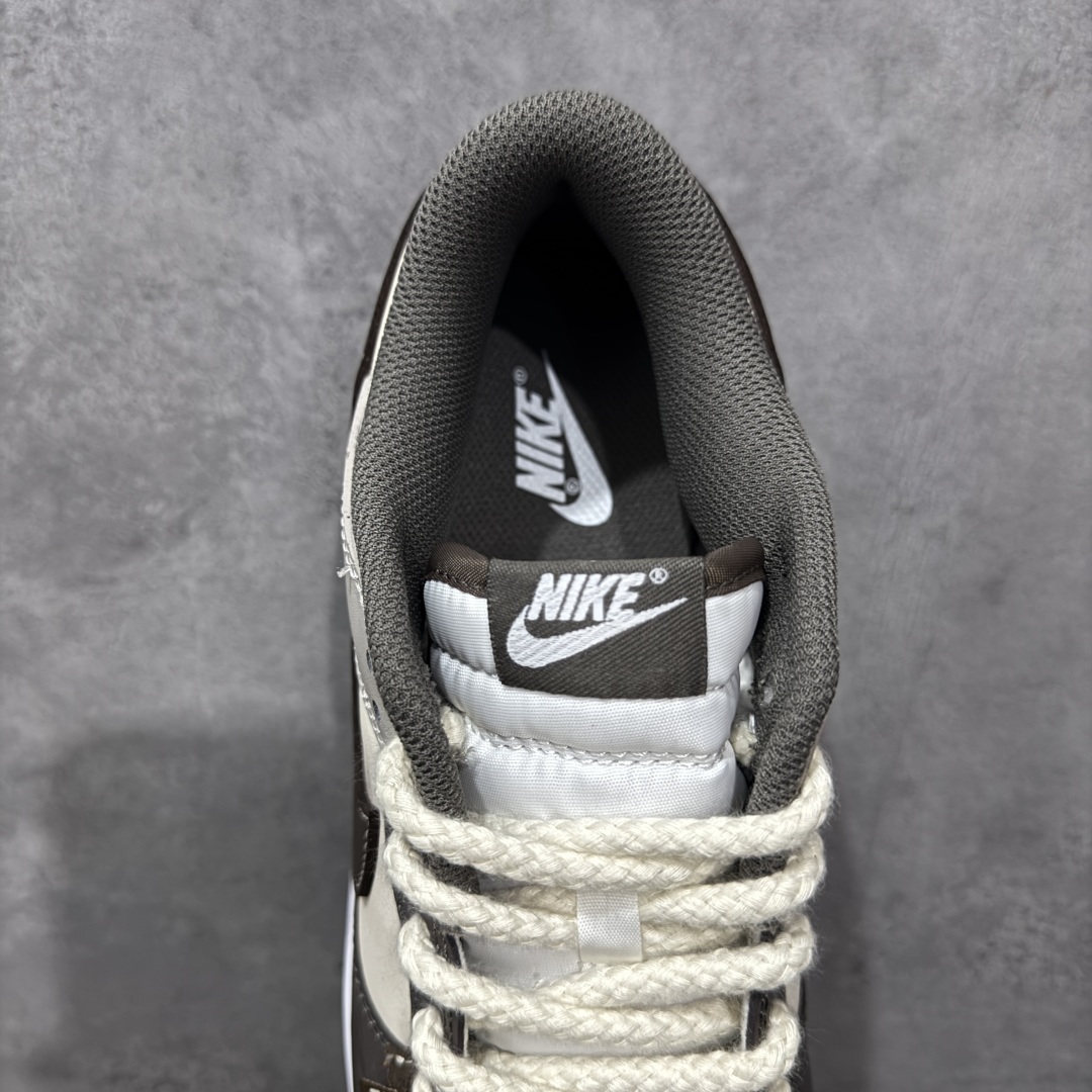图片[8]-【定制版】Nike Dunk Low 二手日落 棕灰色 当浅米色主调邂逅深灰与棕的层次，宛如黄昏被复刻在鞋面之上，深棕Swoosh划破宁静如暮色降临，棕褐细节点缀恰似夕阳最后一缕光，令黄昏的慵懒与潮酷并存。做旧中底与磨损胶边诉说时光沉淀的酷感，每一步都踩在复古与潮流的交汇点。旧时光的味道，新世代的表达，以磨损感设计致敬经典，用低饱和度配色拿捏氛围。 货号：HF5441-111 尺码：40 40.5 41 42 42.5 43 44 44.5 45 46 编码：HXSB330340-选品中心