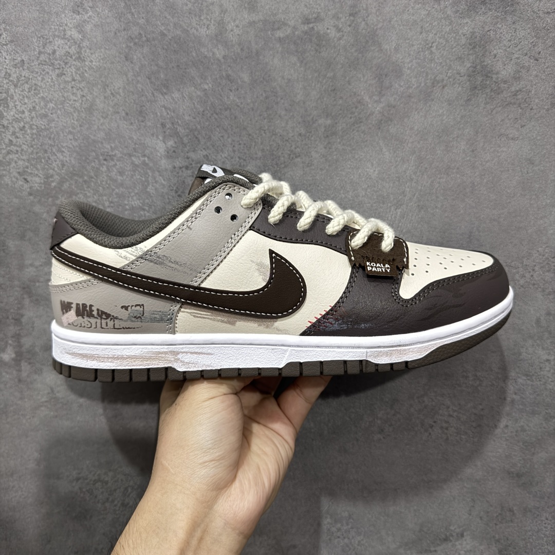 【定制版】Nike Dunk Low 二手日落 棕灰色 当浅米色主调邂逅深灰与棕的层次,宛如黄昏被复刻在鞋面之上,深棕Swoosh划破宁静如暮色降临,棕褐细节点缀恰似夕阳最后一缕光,令黄昏的慵懒与潮酷并存。做旧中底与磨损胶边诉说时光沉淀的酷感,每一步都踩在复古与潮流的交汇点。旧时光的味道,新世代的表达,以磨损感设计致敬经典,用低饱和度配色拿捏氛围。 货号:HF5441-111 尺码:40 40.5 41 42 42.5 43 44 44.5 45 46 编码:HXSB330340-选品中心