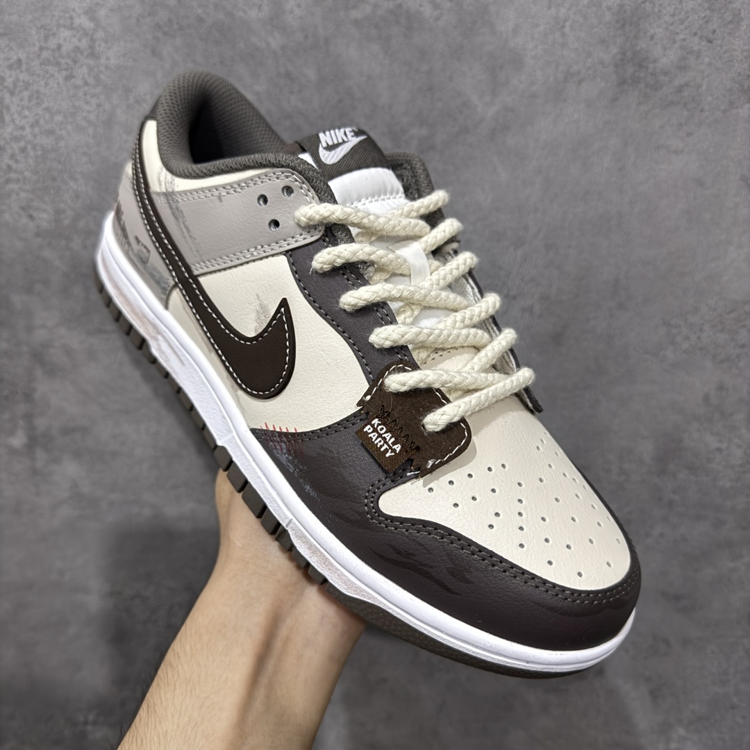 图片[3]-【定制版】Nike Dunk Low 二手日落 棕灰色 当浅米色主调邂逅深灰与棕的层次，宛如黄昏被复刻在鞋面之上，深棕Swoosh划破宁静如暮色降临，棕褐细节点缀恰似夕阳最后一缕光，令黄昏的慵懒与潮酷并存。做旧中底与磨损胶边诉说时光沉淀的酷感，每一步都踩在复古与潮流的交汇点。旧时光的味道，新世代的表达，以磨损感设计致敬经典，用低饱和度配色拿捏氛围。 货号：HF5441-111 尺码：40 40.5 41 42 42.5 43 44 44.5 45 46 编码：HXSB330340-选品中心